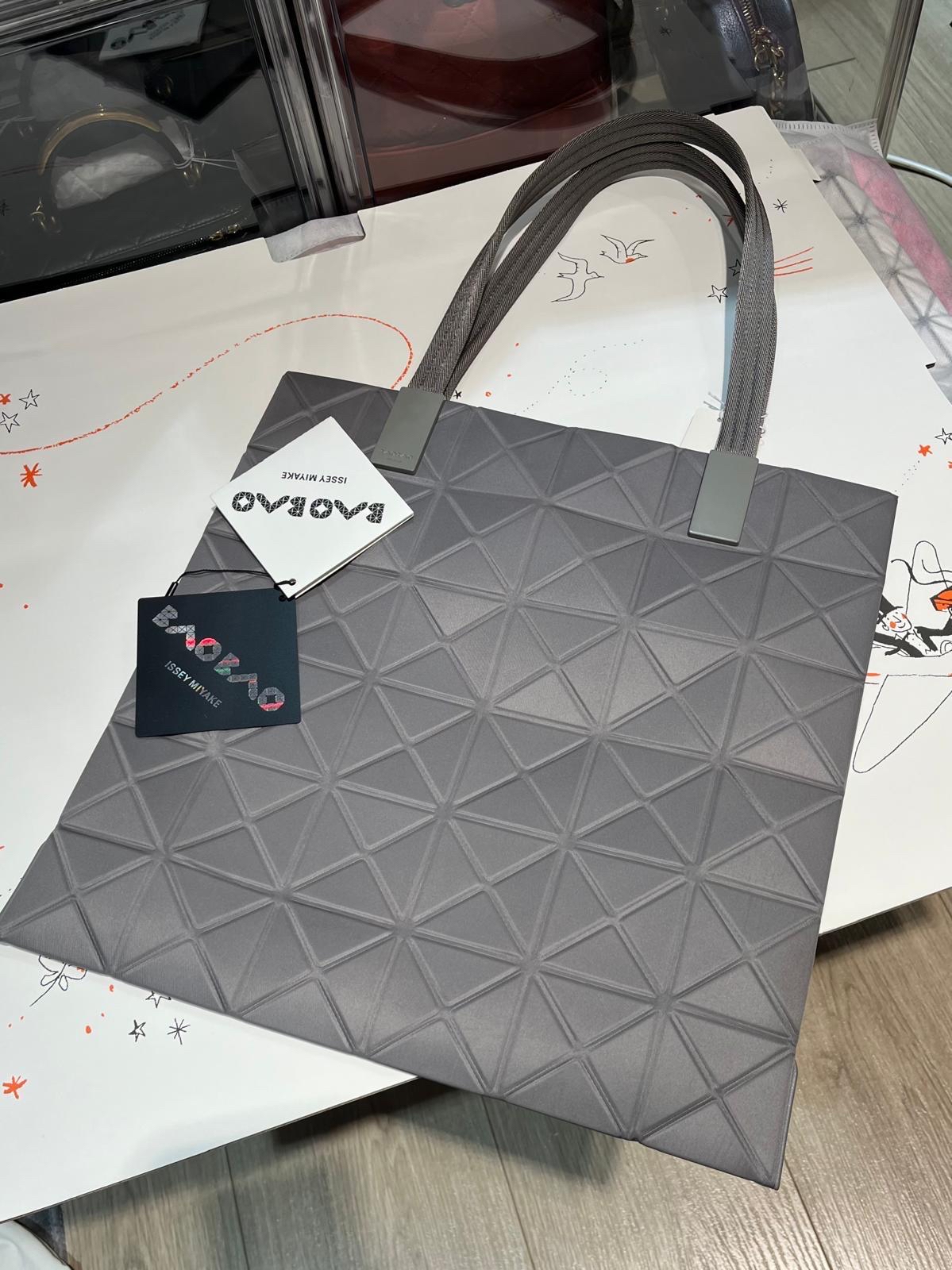 Issey Miyake Track 6x6 tote bag 100%Authentic ,98%new ✅Dust bag