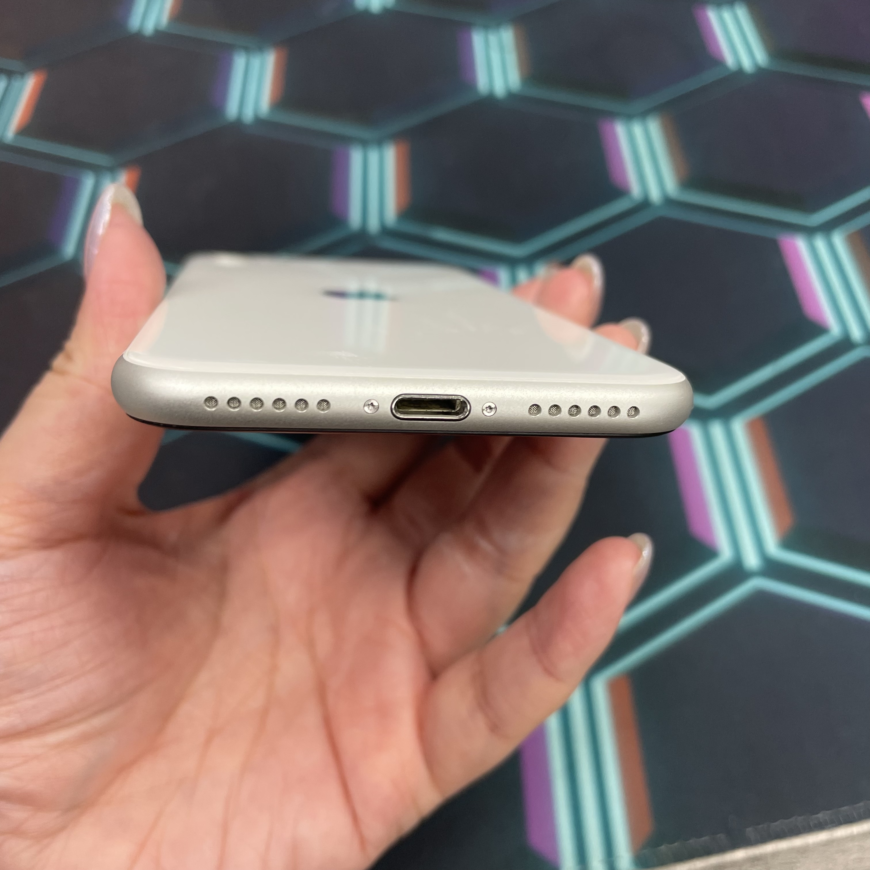 *7012 SE 2 勁靚機 128GB 電85 白色 white