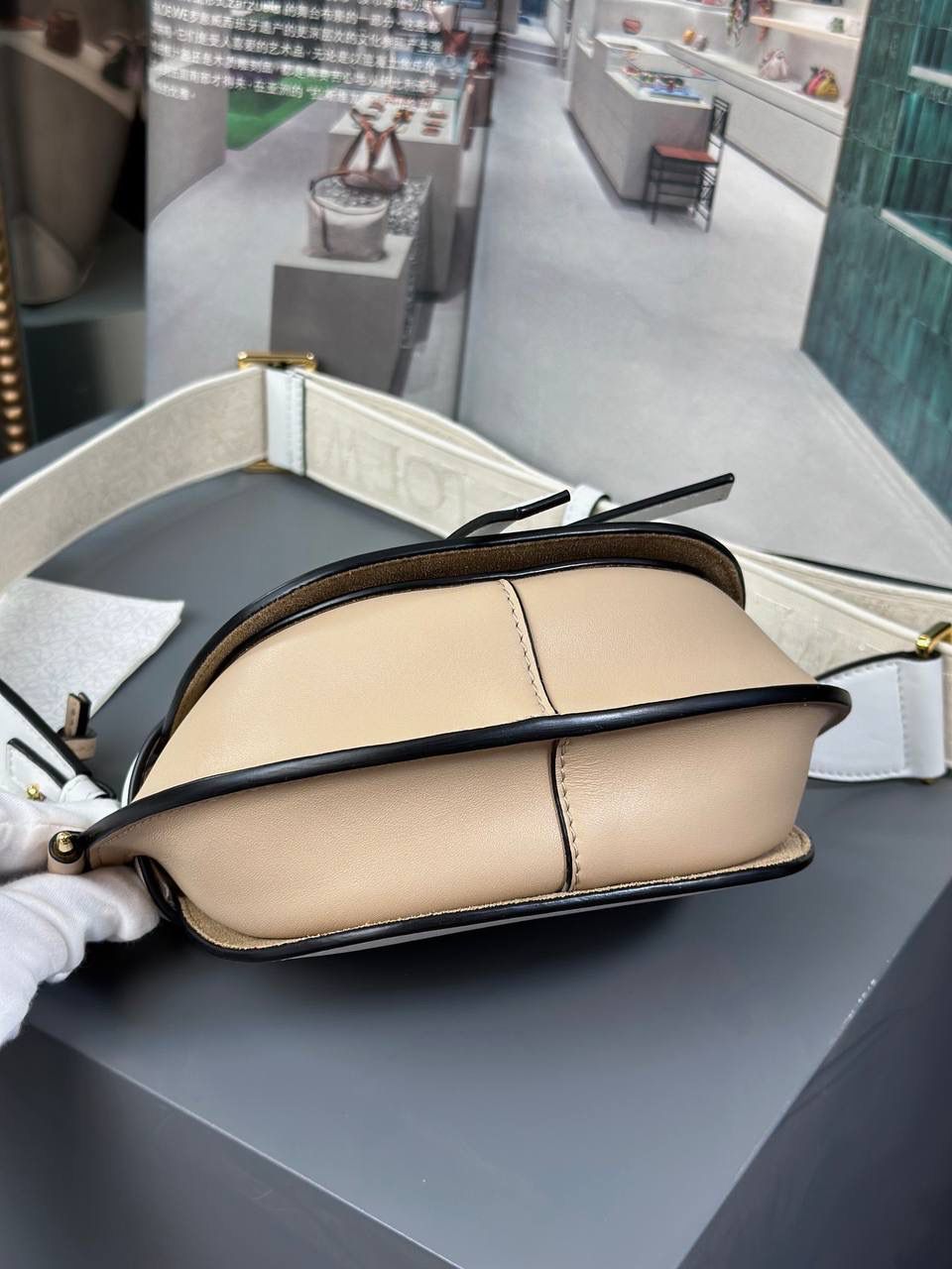 *𝘔𝘪𝘯𝘪 𝘎𝘢𝘵𝘦 𝘋𝘶𝘢𝘭 马鞍手袋 ✨上新 new in✨ 尺寸:15*12.5*9cm（中部最宽处21cm） 编码:522127 颜色: 织带/全麦拼白色 将原本的细肩带更换成存在感更强的帆布宽肩带，点缀logo印花，休闲率性感满满！ 包身采用非常柔韧光滑小牛皮，内里麂皮，内置两个卡槽，Puls🉑️无忧。 经典造型手袋，换上了新肩带，估计又有不少包控要失去抵抗力啦👏🏻