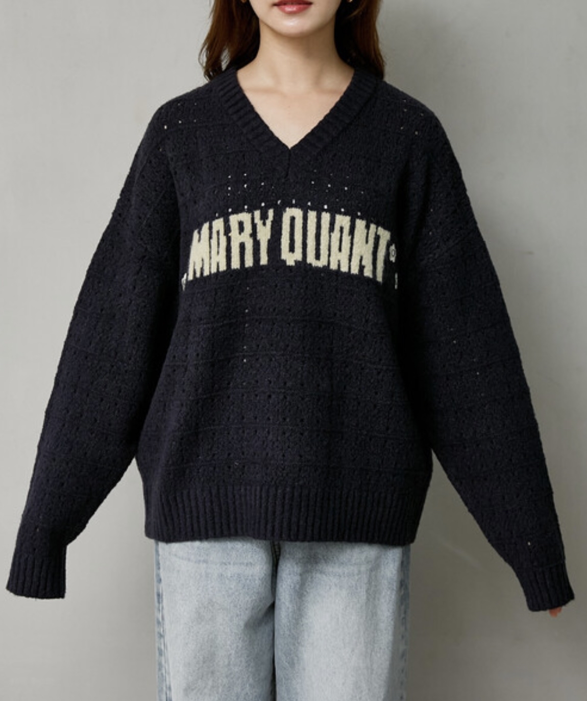 MARY QUANT V-NECK LOGO KNIT