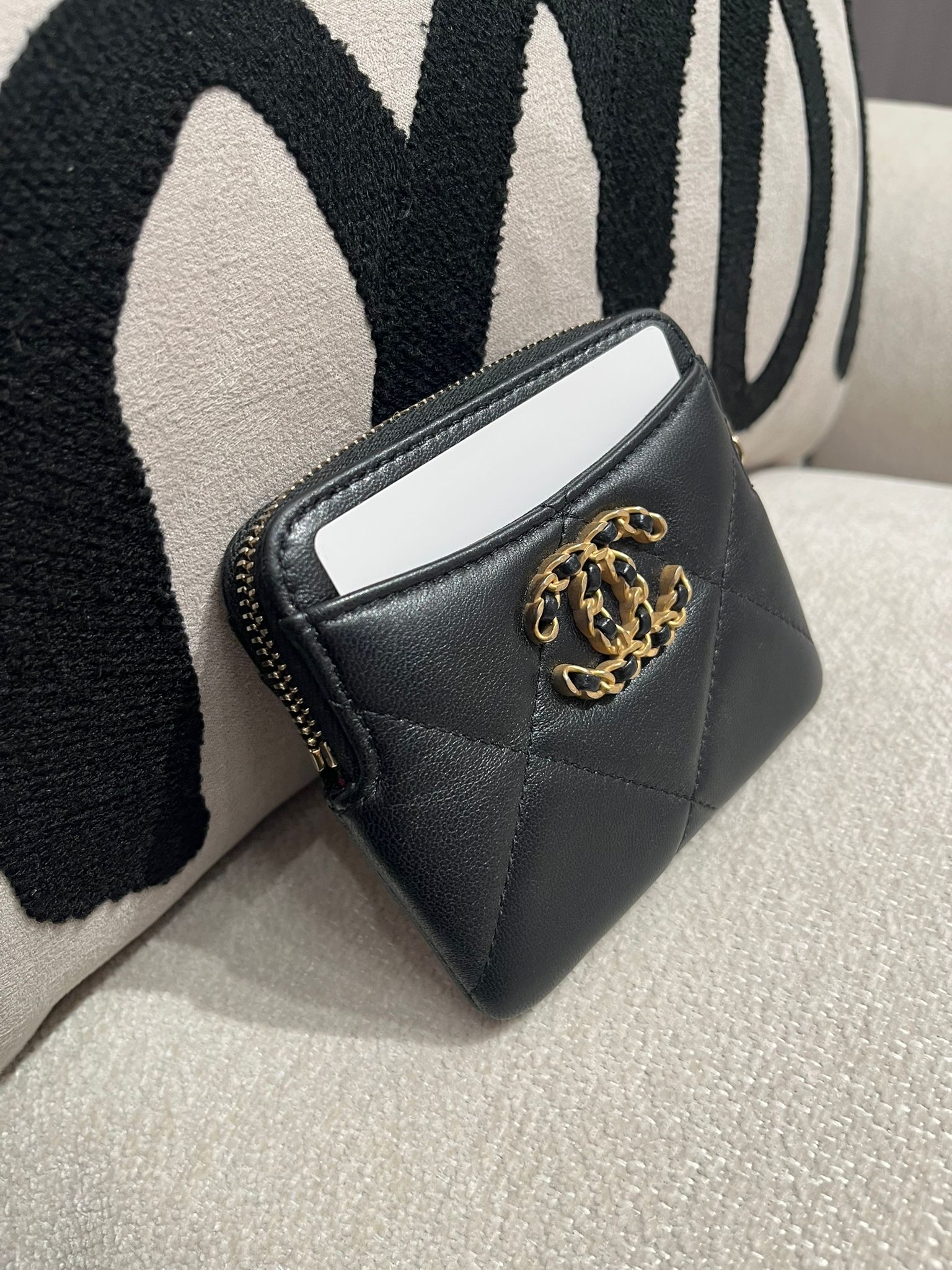 Chanel 19 zip wallet  Size :11cm x W2cm x H9cm  100%Authentic,95%new  ✅晶片貼 ✅box  