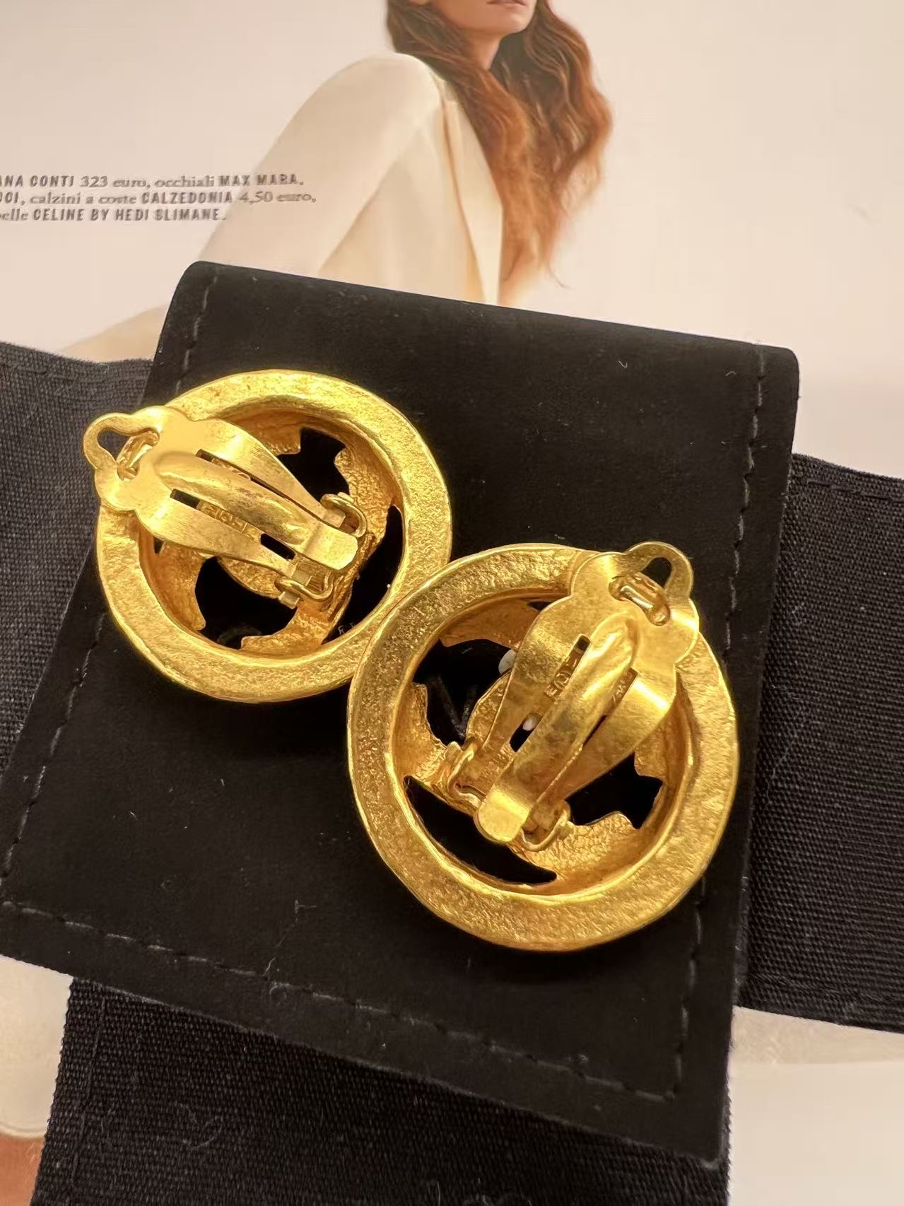 Chanel 簡約Logo金色耳飾