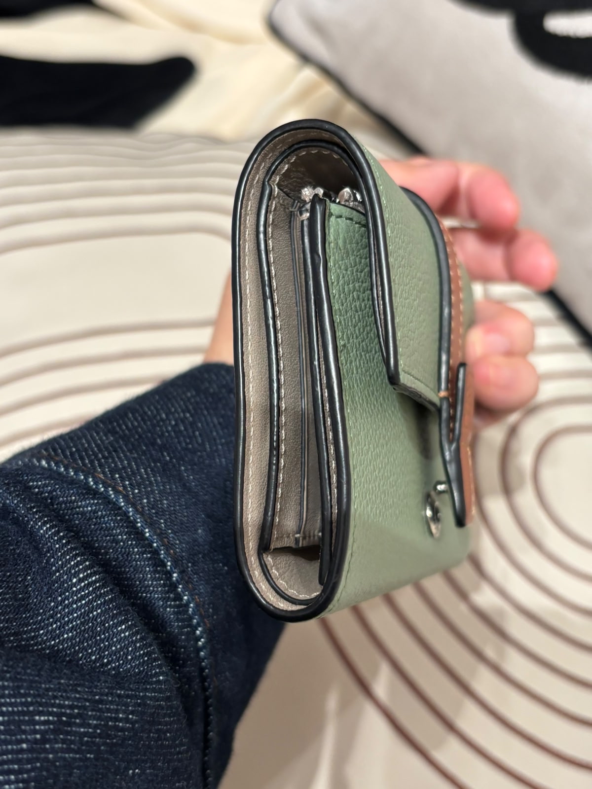 Loewe vertical Wallet Calfskin  100%Authentic, 98%New  ✅專門店收據✅dust bag  