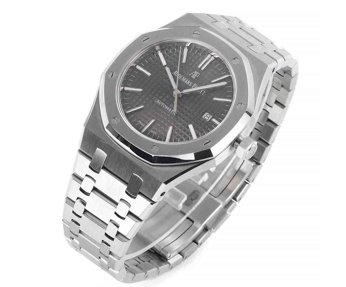 APS一体3120 最强"钢王"壳套特点 1、与原版一致:直径41毫米和厚度 9.8毫米 2、APS版的15400是市面上唯一能与原版各部件互换通用的版本，表壳所有结构位置和装配方式与原版一致 3、表壳表带细腻的拉丝且不会锋利的工艺更突显出APS一直对细节的一丝不苟 4、表带头粒连接表头处与正品一致的活动头粒设计 5、表扣的开关质感与各部位的雕刻工艺均与正品一致 6、APS版的15400兰色字面做工与颜色和正品放在一起几乎毫无色差 7、机芯方面完美复制原装3120机芯，真正的无卡度一体机芯，不再是9015加甲板