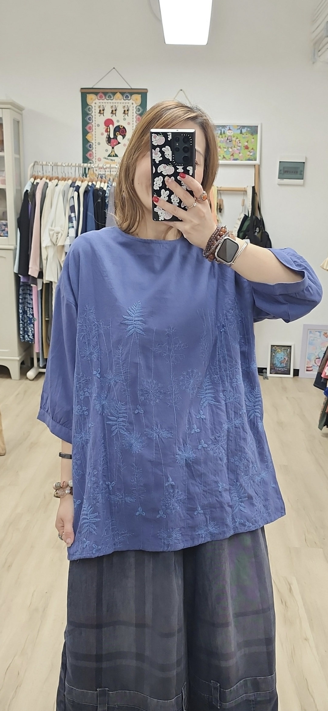 日牌紫藍拼刺繡花前後兩著開胸棉麻裇