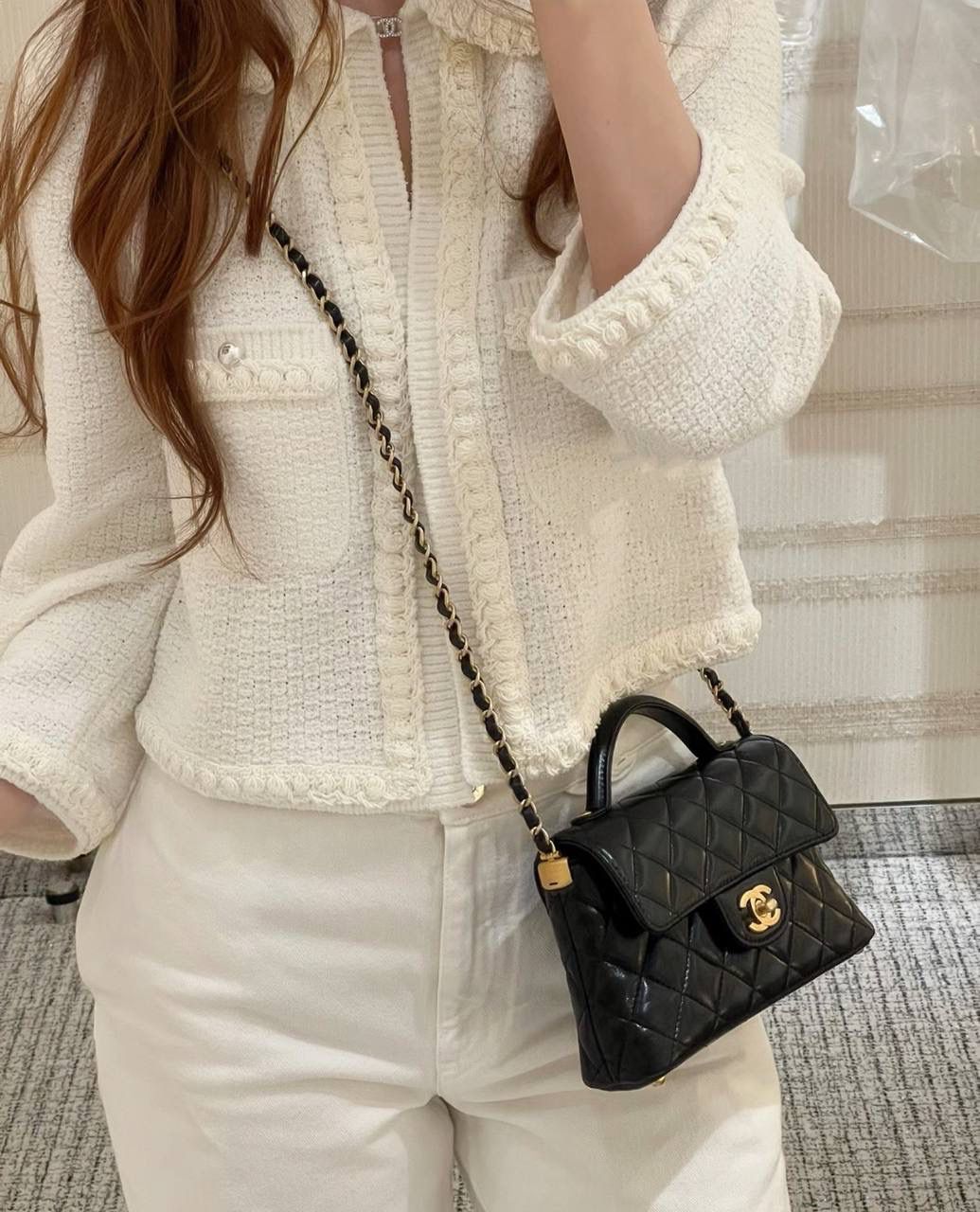 25P橫款 Kelly迷你鑒定版 👜 一包一碼 支持全球鑒定查驗身份證原廠專G GR原廠皮料過關清單資料可査詢 25P橫版MINI凱莉宛如一顆冉冉升起的新星，以其獨特的魅力，迅速捕獲了無數時尚達人的心。經典的黑金配色，是時尚界永恒的寵兒！ 五金：全銅復古金 皮料：GR原廠亮羊皮 尺寸：11.5*22*6cm