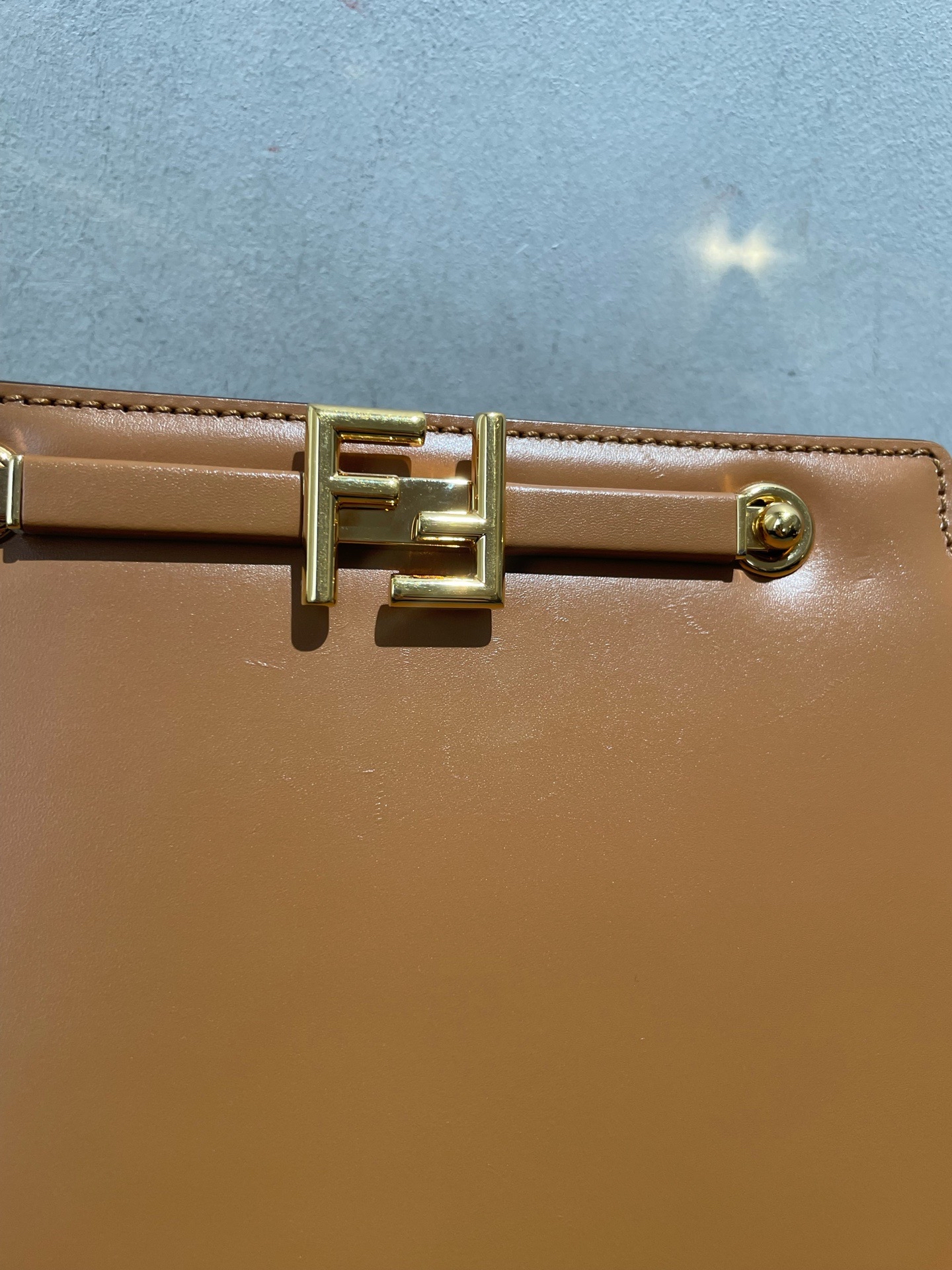 【預訂貨品】FENDI焦糖色金扣風琴包