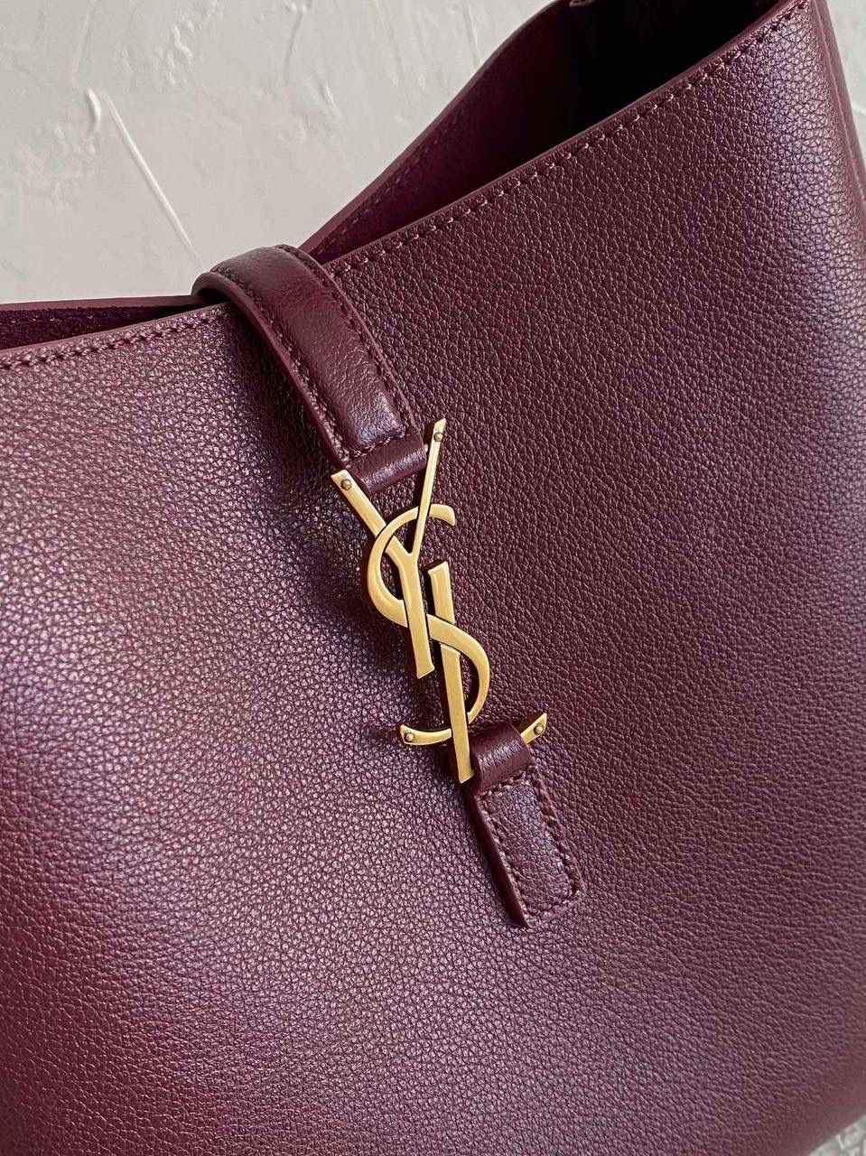 【已更新最新细节⚠️】 ys1 hobo bag腋下包酒红色🫘 我和你们说，这只包看着普普通通 但是上身是真的很好看！ 第一次看到他们家有这种慵懒的腋下包 整个包都是柔软的原厂胎牛皮 又轻容量又大，真的很～～好背 这只包的灵魂在于圆滚滚中又有型 市场很多做得太挺括硬朗，那种货打咩啊❌ ZP开发⚠️全套包装哦～ 23×22×8.5cm713938m