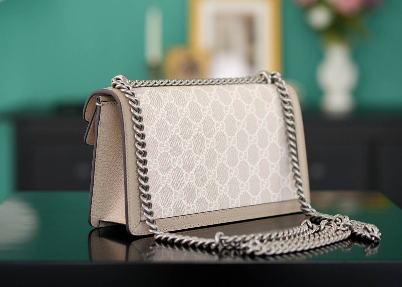 🥯GG Dionysus系列经典酒神 燕麦色 25cm 正品售价¥23.000 燕麦色是新出的颜色，非常适合夏天 25cm我个人是感觉刚刚好的 出镜率非常高 简直是穿搭利器 最重要是，它真的不重~ 官方款号 499623 尺寸：25x13x7cm