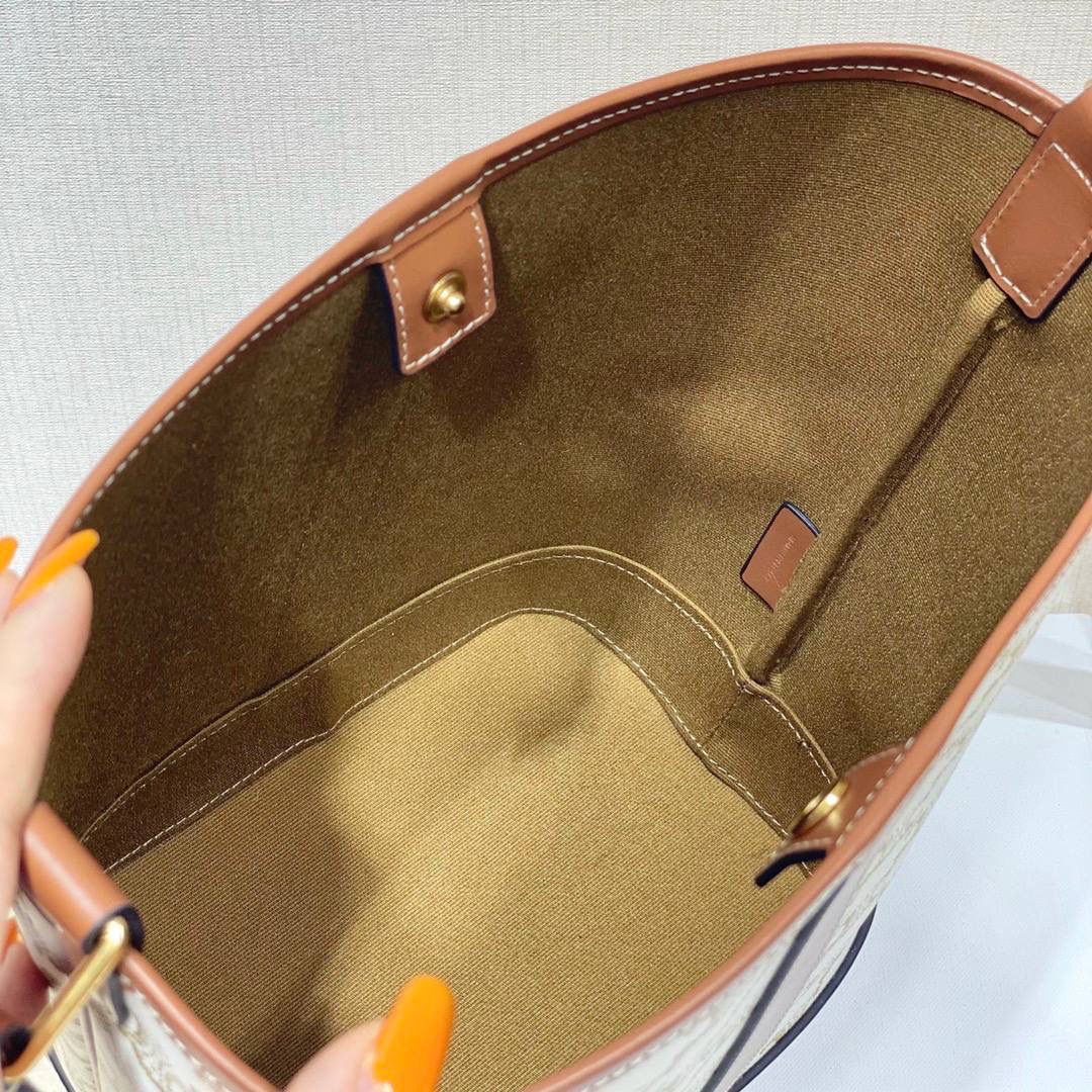 🔥大货实拍图 𝗖𝗘𝗟𝗜𝗡𝗘 ♥ 𝗧𝗥𝗜𝗢𝗠𝗣𝗛𝗘 𝗖𝗔𝗡𝗩𝗔𝗦小号水桶 多少年都不会倦怠的经典与复古设计，可以说是品牌标志性收藏款了，型号：191442 尺寸：30*22*13cm。