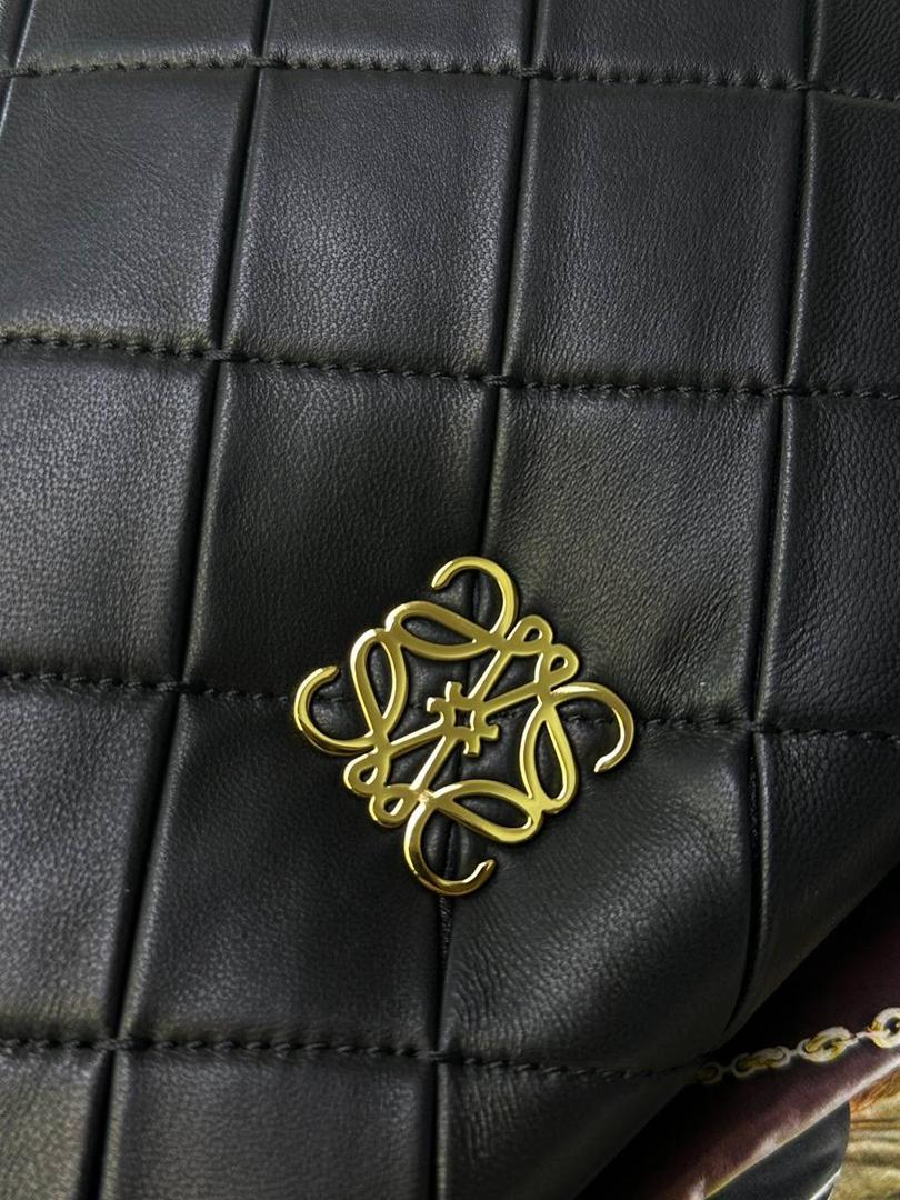 👉🏻羊皮【𝘗𝘶𝘧𝘧𝘦𝘳 𝘎𝘰𝘺𝘢】 —黑色❤️ 编码：012122 尺寸：𝟐𝟑-𝟗-𝟏𝟕𝐜𝐦 ❤️采用轻柔纳帕小羊皮，经过裁剪、缝制和手工编织制成，内里一个主要隔层，一个拉链口袋和一个插袋。 ❤️配有可拆卸的金属甜甜圈链条和一条可拆卸可调节的皮革带子。可肩背和手拿