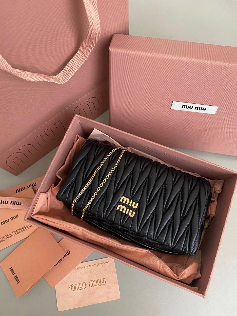 🈶黑色 𝗠𝗶𝘂𝗠𝗶𝘂 𝐰𝐨𝐜链条包 咱就是说是不是不止我一个人喜欢这款链条包⛓真的好好看！精致的一塌糊涂，当一只手拿包也能彰显气质 我们用的是进口小羊皮！非国产皮料 肉眼可见的细腻，软软糯糯触感非常好！ 他家经典独特的褶皱工艺，是要有一定厚度 底料太薄了都做不出它的饱满 弹性 更不是市场通货干瘪瘪的褶皱，实在太假 我们新合作的老师傅在这细节上扣的很认真 一缕一折都有zp的神韵，且做到对版！！追求高品质的来 18×9.5×4cm #F0003m