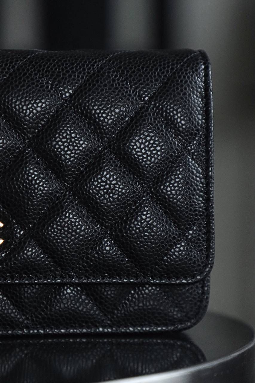 Wallet on Chain發財包鑒定版👜 一包一碼 支持全球鑒定查驗身份證原廠專G Haas皮料過關清單資料可査詢 經典系列WOC，從命名就能直觀感受到這款包包的獨特設計理念，它將傳統錢包與鏈條肩帶進行了巧妙融合！ 它大小精緻，恰好能容納一張百元人民幣，囙此被賦予了“發財包”這一吉祥又討喜的昵稱。 小巧身形，卻蘊含著大大的能量。 五金：全鋼銀扣 皮料：Hass小牛皮大球紋 尺寸：12*19.3*3.5cm