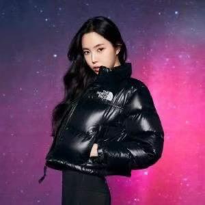 The North Face W’S NUPTSE SHORT JACKET Size S/ M 1996年noopsy夾克，露臍裝和寬松的輪廓為特徵。 使用了防水處理的回收材料和RDS鵝絨，提供了最大的保溫性。 衣袖抽袖口和下擺有鬆緊帶，防寒時提高保暖性，穿戴時帶來舒適感的結構設計。 側面口袋便於保管活動時的小物品，是可在外部活動及日常生活中靈活使用的產品。