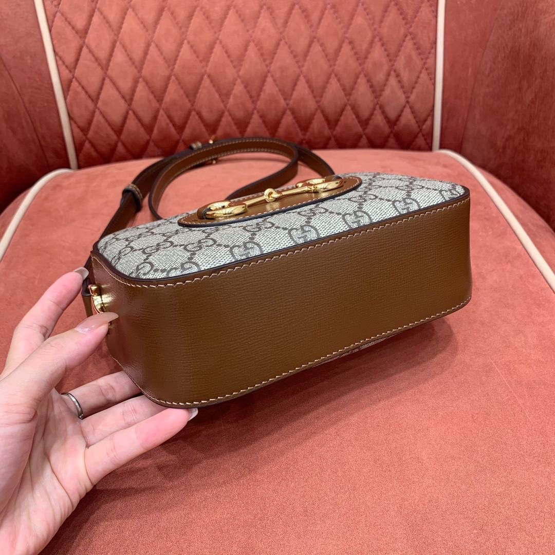 吐司🍞大爆款🔥 再来一组细节图；以表达我对他的强烈爱意，哈哈哈哈哈哈！Gucc1 horsebit 吐司包🍞(顶级原皮) 啊啊啊啊啊！！超级无敌大爆款！这应该就是我心目中的白月光， 实物是那种看到不需要犹豫马上就会买的， 相机包很多款，目前为止这个是我心目中的top 马衔扣元素和这个面料一直是我最爱的搭配设计 只是没有想到做成相机包可以这么可爱有趣 简简单单的造型却如此耐看且有那么一点高级感 跟其他相机包完全不一样！！反正这个我一拿到我就很爱很爱很爱！这个你们都可以入，必定会成为经典款！ 型号760196；尺寸20/13/6cm