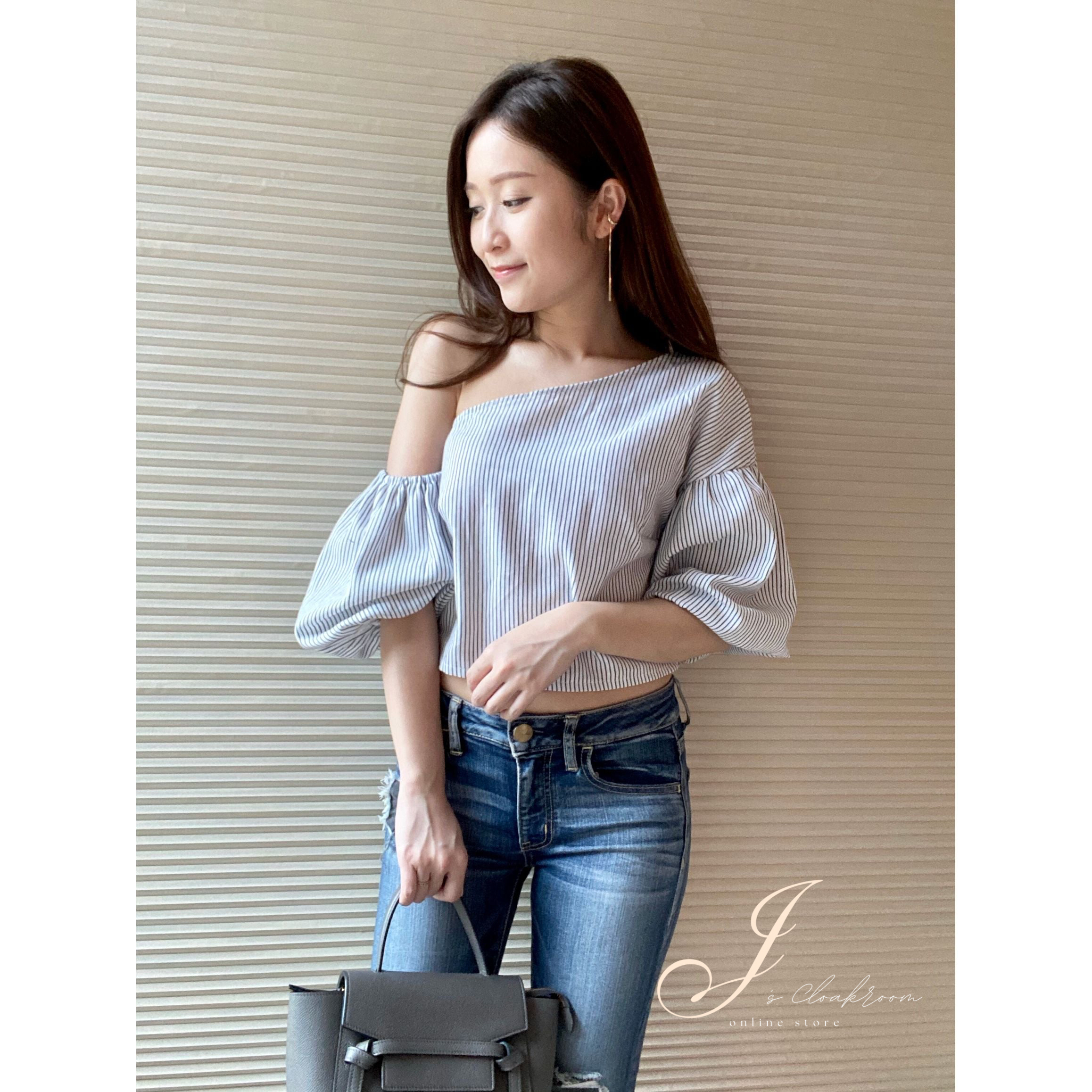 泡泡袖子斜肩條紋上衣(KR)[白底間條]359937
