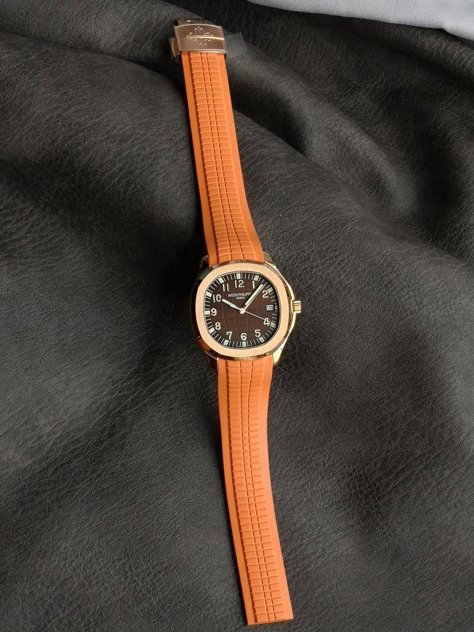 🌐百达翡丽AQUANAUT系列5167R-001腕表，红金表壳搭配橙色天然橡胶表带，深棕色表盘，搭载Cal.324 S C型自动机械机芯（编码26-330），40毫米。🌐