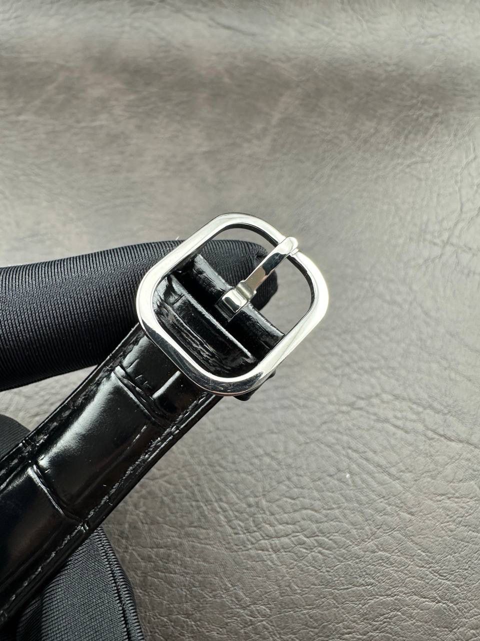 PP➕ Factory2025新品首发｜百达5738系列 68克配重版 复刻经典，更胜经典——GOLDEN ELLIPSE 黄金椭圆腕表重磅登场！ ✅ 黄金分割美学重塑：遵循1:1.6181经典比例，34.5MM×39.5MM椭圆表径搭配7.7MM纤薄厚度，复刻古典韵味与佩戴舒适度。 ✅ 316L精钢表壳：介于圆形与矩形之间的别致椭圆轮廓，还原原版线条张力，质感细腻出众。 ✅ 3D立体云贝母表盘：专属浮雕打印工艺，折射神秘深邃光泽，告别市面暗淡平庸款，上手自带高光。 ✅ 定制进口小牛皮表带：21X16尺寸对版原配，搭配同型椭圆表扣，与表壳设计遥相呼应，贴合手腕更显格调。 ✅ 9015精准机芯：走时稳定精准，兼顾实用性与耐用性，日常佩戴无压力。 PP➕不做“远观款”，只为呈现最接近原版的真实佩戴体验——从细节质感 to 上手触感，每一处都经得起近距离审视，让经典韵味在腕间完美延续！