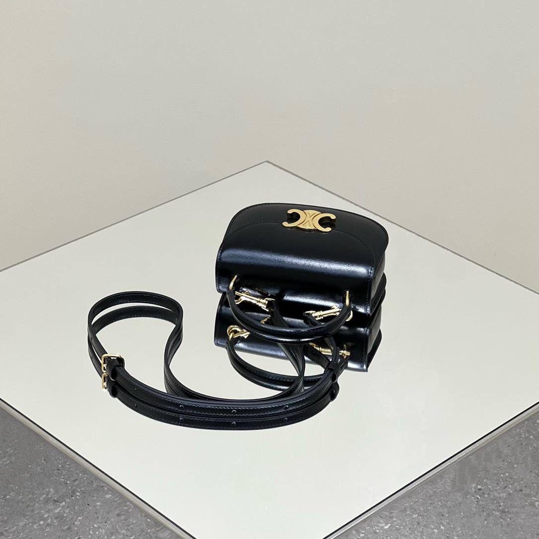 🔥大货实拍图 𝗖𝗘𝗟𝗜𝗡𝗘 ♥ 𝗕𝗘𝗦𝗔𝗖𝗘 𝗧𝗥𝗜𝗢𝗠𝗣𝗛𝗘手提马鞍 型号：10L063 尺寸：15.5*11.5*5cm