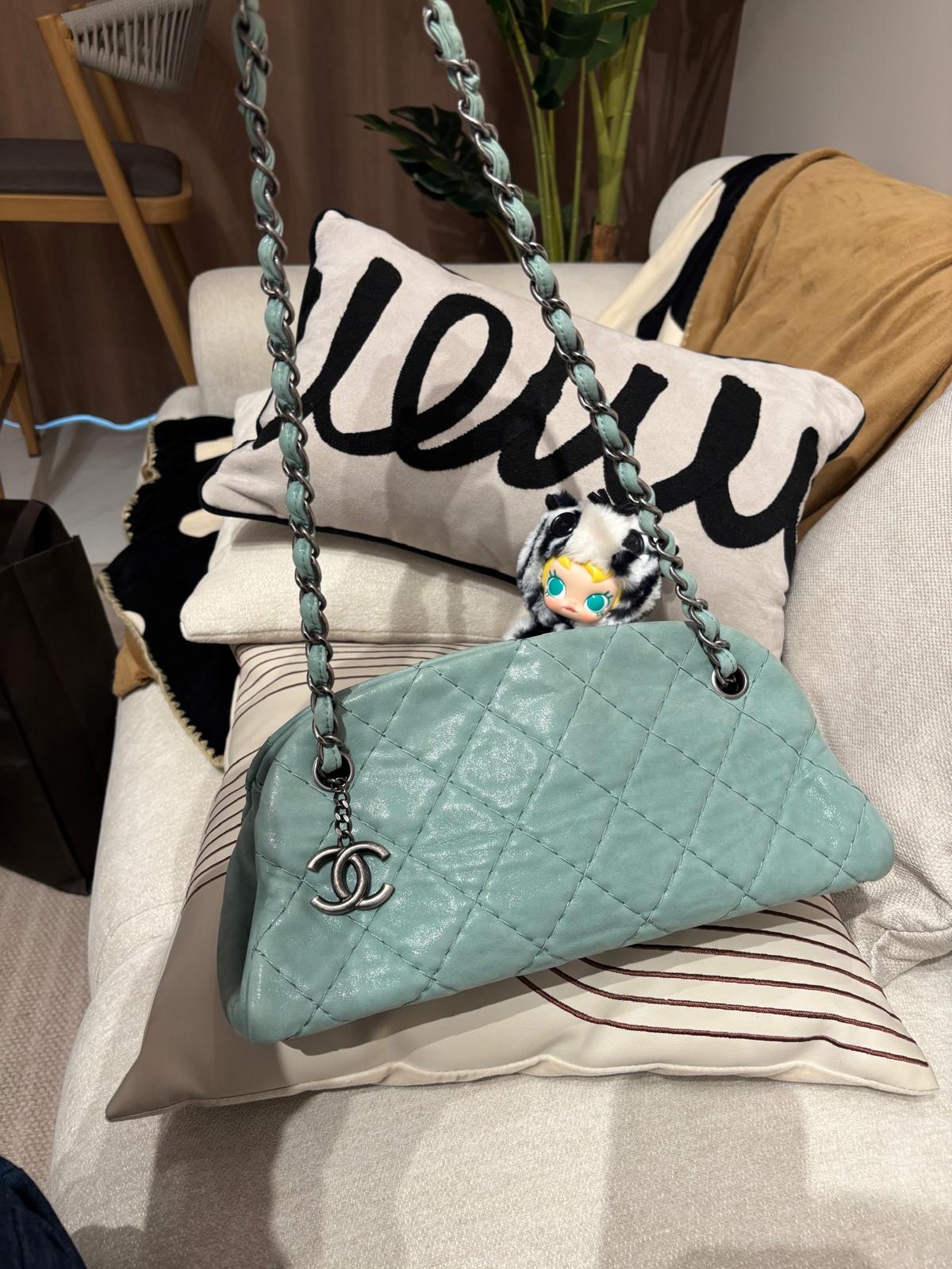 chanel mademoiselle Shoulder Bag 100%Authentic, 95%New ✅Card✅Dust bag