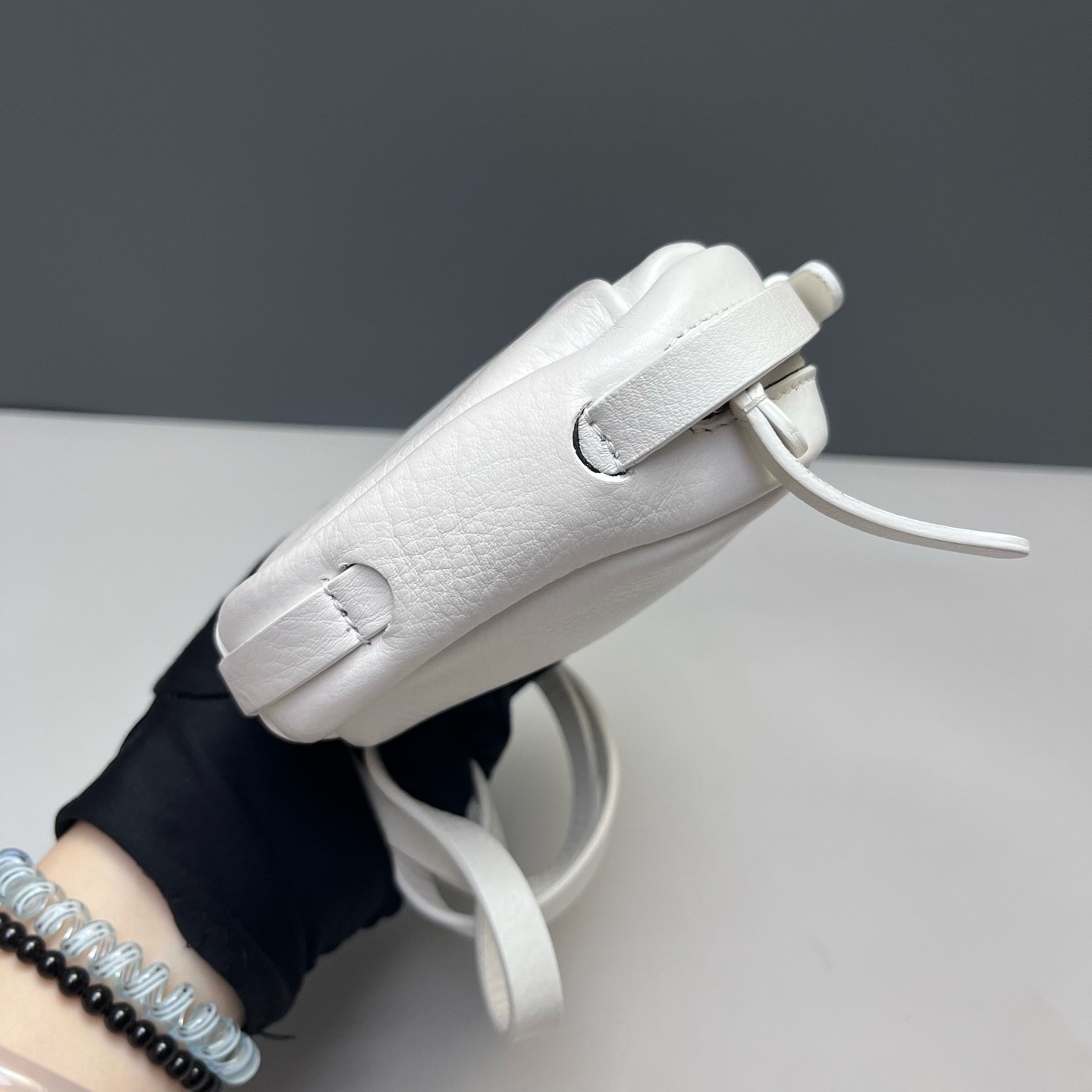 【預訂貨品】巴黎世家白色全皮相機包