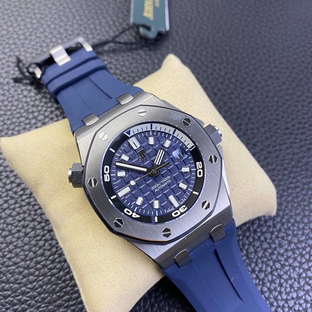 新款亮相 爱彼潜水表——新款爱彼15720！腕表尺寸42mmX14.2！ 1:表壳采用精钢表壳，搭配防眩光处理蓝宝石水晶玻璃表镜和表底，黑色陶瓷旋入式表冠，全部数据材质采用正品扫描对标。 2:机芯采用9015改全新的Calibre 4308自动上链机芯，走时稳定，无售后忧虑 3:独家最强机芯夹板打磨，更加立体。全新特调陀片颜色 4:最人性化的活动头粒缓冲，确保吻合正品 5:表盘镌刻“Méga Tapisserie”超大格纹装饰，搭配荧光立体时标和皇家橡树指针，黑色旋转内表圈搭配米色0至15分钟区域 6:采用进口夜光填充，最持久的夜光和最齐的内应刻度 7:原装一致倍数放大镜日历窗口，超强通透性 8:表带采用最新款开模的进口橡胶带，无论纹路颗粒还是质量全部吻合正品，质感更高级。 功能走时精准稳定！