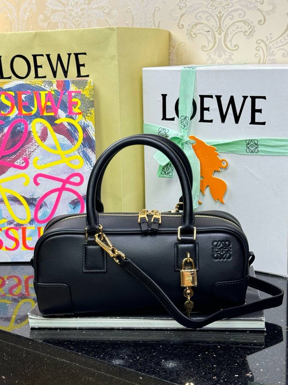 🎈𝗔𝗺𝗮𝘇𝗼𝗻𝗮 23 𝗖𝗿𝗼𝗽𝗽𝗲𝗱保龄球包 ——【杨幂同款‼️独家新品】 尺寸：𝟮𝟯-𝟏𝟏-𝟏𝟎𝗰𝗺 编码：012404 【配全套礼盒】 ❤️采用超柔纳帕小牛皮•延续标志性𝘈𝘮𝘢𝘻𝘰𝘯𝘢标识搭配小挂锁🔒作为新图标•重塑为修长法棍比例。 ❤️外部双拉链设计•搭配可调节可拆卸的长肩带•多样化背法😎容量大•小巧包型为当下时尚之追求。