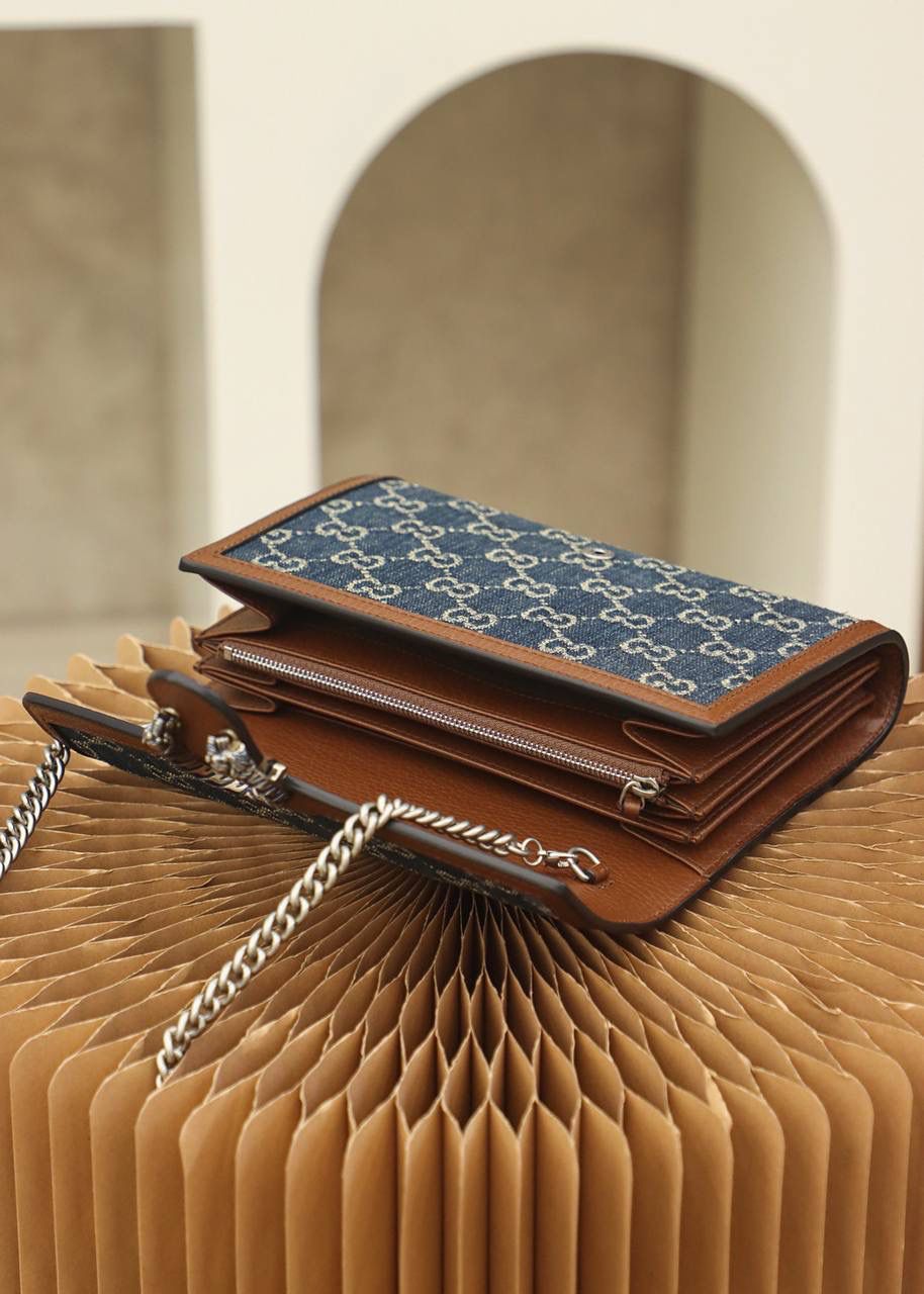 𝘿𝙞𝙤𝙣𝙮𝙨𝙪𝙨系列𝙒𝙤𝙘#401231#正品皮 ✔尺寸：20*13*6cm 具有结构感的𝙒𝙤𝙘，配上复古当下火热的丹宁牛仔面料，搭配棕色皮革造型，让整体更加精致复古，可拆卸的链条，简直一包多种用法，内设隔层，更加很好的容纳日常使用，实物真的超香系列，高级感十足！🔥🌈