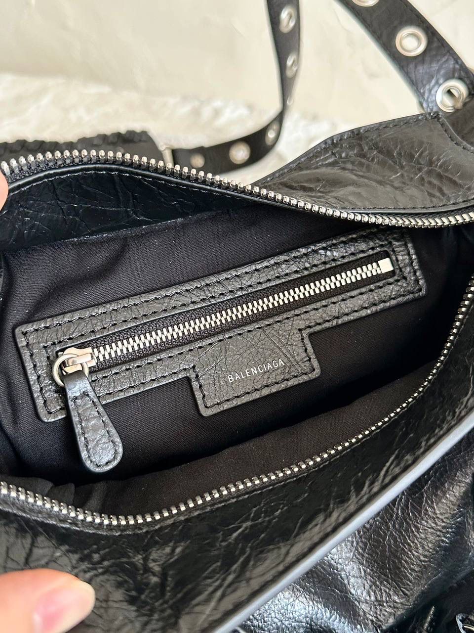 ba1enciaga Neo classic 机车包xs 黑银🖤 首先声明，我爱一切机车元素 无论是le cagole还是这只neo 喜欢大容量的姐妹冲这只 油蜡皮的不规则摔纹配上大量的五金配件 还有流苏拉牌➕爱心镜子➕零钱包挂件 极繁的魅力由此而来～ 辣妹酷妹冲冲！ 26×17.8×11.4cm700940m