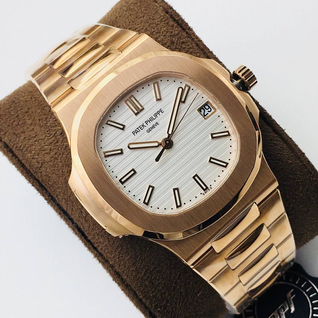 新力作 V4超级升级版 百达.翡丽鹦鹉螺重磅来袭！ 1：第一款真正意义上的超级鹦鹉螺，震撼来袭，全新修正的不锈钢表带，铰链部分根据真正的百达翡丽鹦鹉螺不锈钢表带拆解开发，和正品一致的贴合效果！ 2：逆袭之前所有副本，铰链开合角度和正品一致，锁毕声音和正品相同！ 3：重点指出此次V4版的面盘在采用与真品一致的覆荧光涂层金质立体时标，特别突出的“蓝魅”面无限接近原版！ 4：机芯方面是全新订制的修正版的一体芯Cal.324机芯，是目前唯一做到机芯的钢印与正品一样的雕刻工艺。