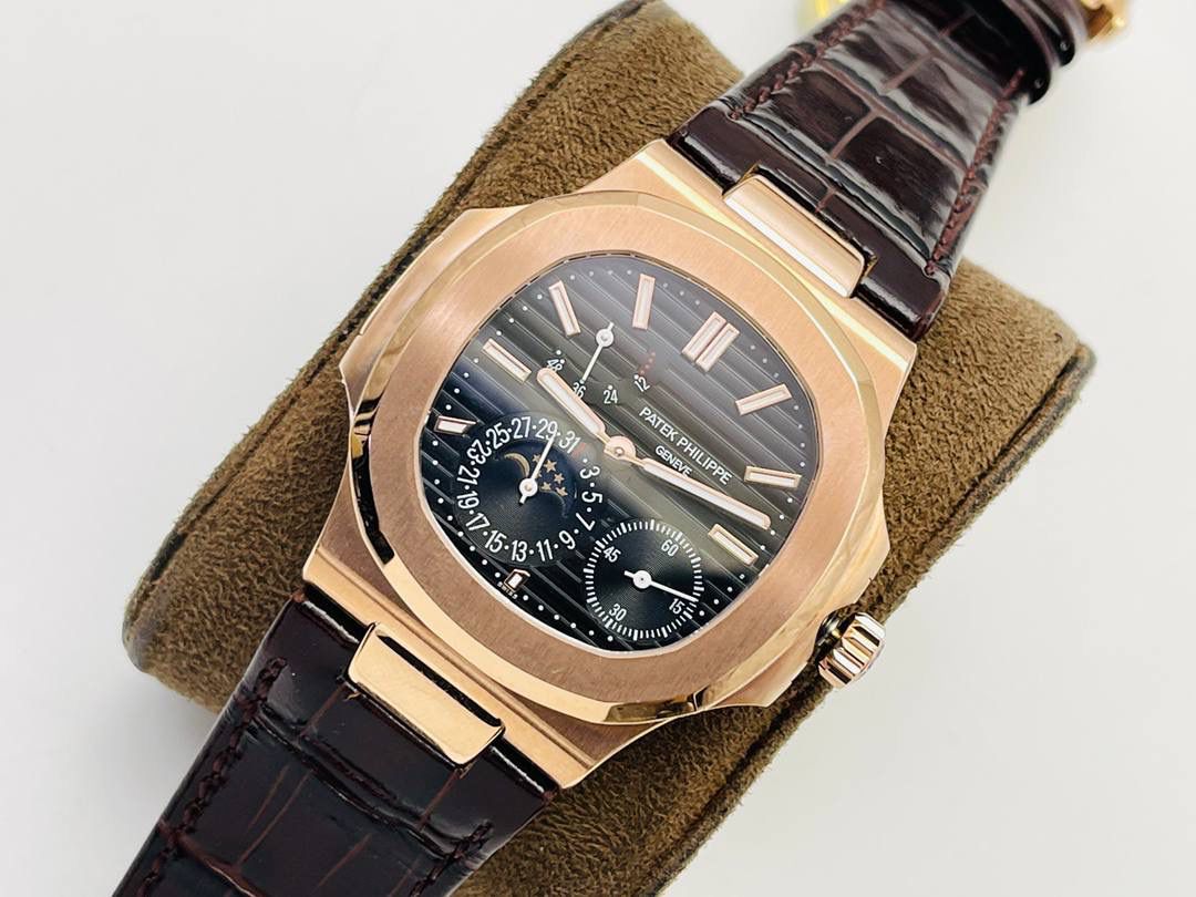 百达翡丽Patekphilippe运动系列鹦鹉螺5724（霸道总裁）PP5712GR“钢王之王”巅峰出道！出道即巅峰！ 1⃣️直径40毫米，做到接近正品的厚度！ 2⃣️所有功能同正品（10字位动能显示，7字位日历和月相，4字位小秒针）和原装一样的带水平压纹图案，带荧光刻度！ 3⃣️这是真正具有里程碑意义的超级一体机芯Cal.240 PS IRM C LU。全机芯零件数265个，平面游丝，21600每小时振荡次数 Gyromax带调节砝码的摆轮，稳定无误差。(不同于市面上现有的假机芯盖甲板，假珍珠陀) 4⃣️全新修正的不锈钢表带，铰链部分根据真正的百达翡丽鹦鹉螺不锈钢表带拆解开发，和正品一致的贴合效果，逆袭市面上所有副本，铰链开合角度和正品一致，锁毕声音和正品相同。