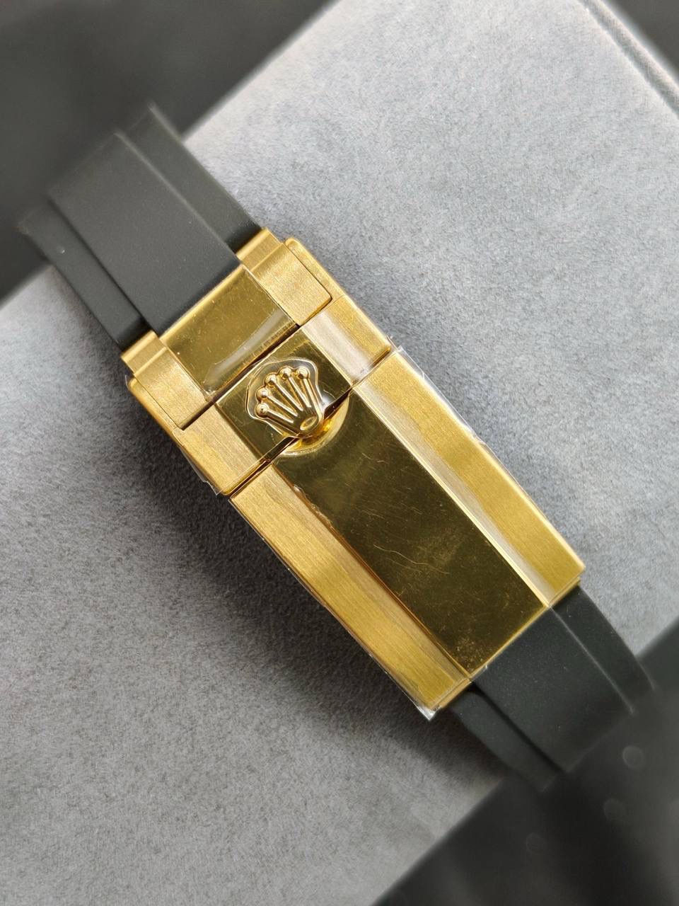 劳力士 迪通拿 Daytona「Eye of the Tiger 猛虎之眼」 型号：116589TBR（特殊款） 表径：40mm 机芯：7750 自动计时机芯 功能：计时、防磁 材质：白金 / 黄金 外观特色：黑金虎纹面盘，灵感来自老虎斑纹 外圈镶 36 颗 T 方钻 表盘与刻度满钻，奢华醒目 定位：2019 年巴塞尔表展推出的高端特殊款 特点：官方低调款，不在官网和普通门店展示 整体风格：强烈、霸气、极具辨识度，被表迷称为“虎纹迪通拿 / 猛虎之眼”🔥🔥🔥