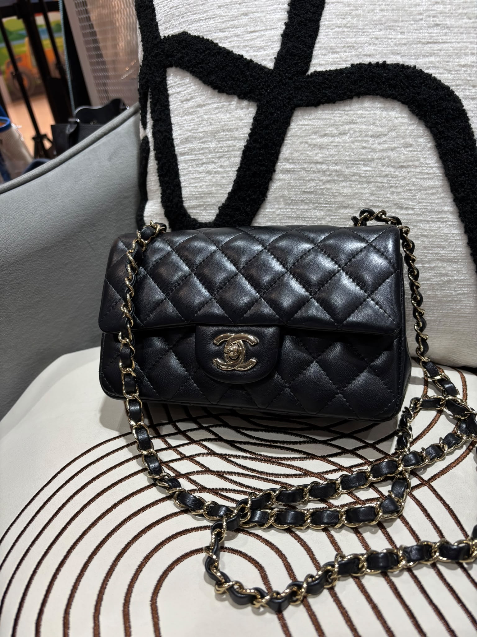 Chanel mini flap bag A69900黑金cf20,晶片 100%Authentic ,98%new  ✅晶片✅塵袋✅box
