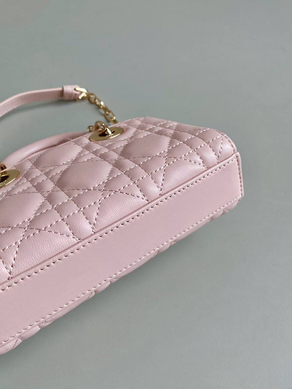 胭脂粉🩷 超迷你 𝗗𝗶𝗼𝗿 𝗗-𝗝𝗼𝘆 𝗯𝗮𝗴羊皮2023早春款 时尚果然就是轮回，回归了一把中古戴妃 长方包形，短链条➕细长肩带直接封神！！ 复古时髦感超强，真是什么场合都可以把住 绝对是lady中的天花板了，强势出圈啦姐妹们😎😍 17.5×10.5×6cm