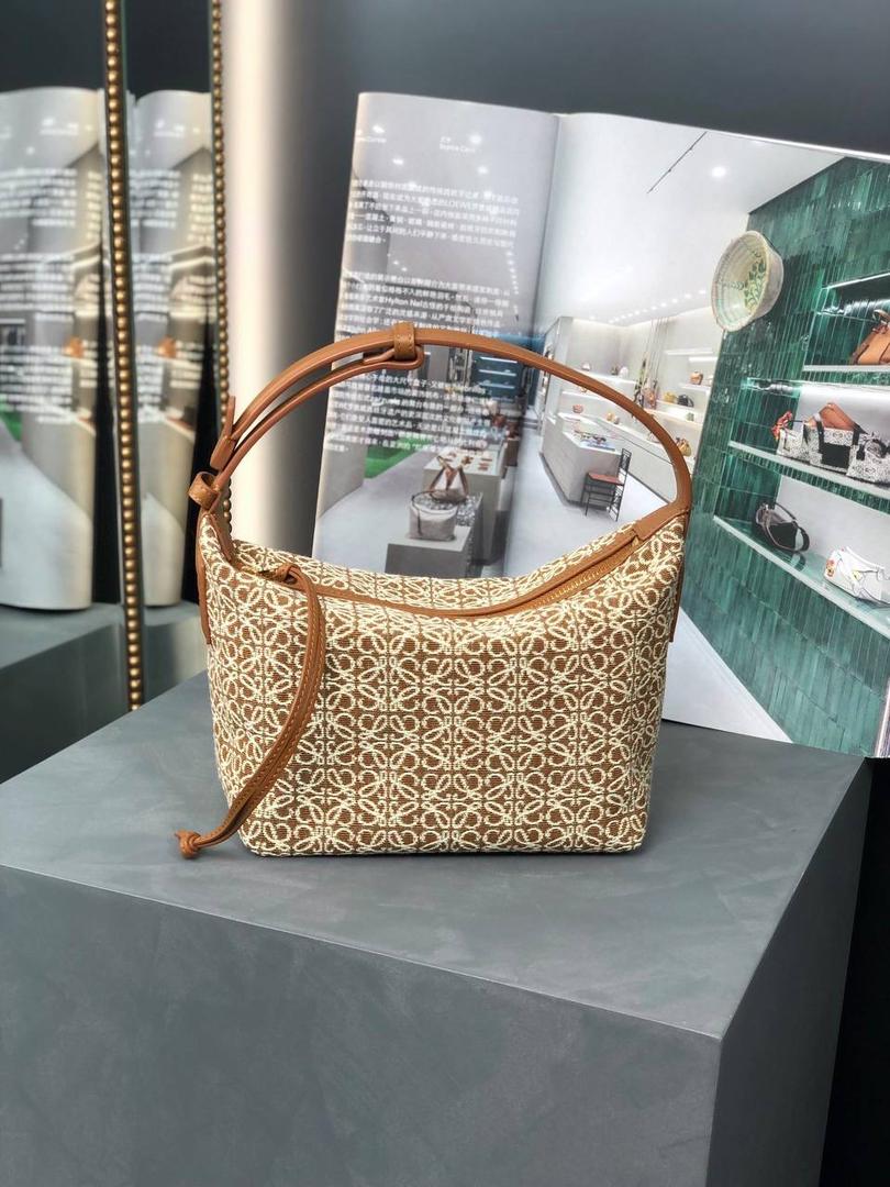 * 𝘊𝘶𝘣𝘪 𝘈𝘯𝘢𝘨𝘳𝘢𝘮 提花布手袋✌️ 小号尺寸:21-12-17cm（顶部宽处25cm） 编码:652104 棕色/提花布【配全套礼盒】 包包面料挺括度适中，没有固定形状 ，背上出门慵懒氛围感十足😘，肩带可以调节，伸缩至腋下背，单肩，手拎皆可