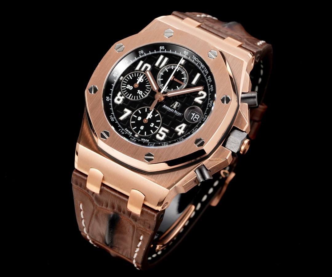 TK Factory皇家橡树离岸型26400/26238/26470系列正式登场！款式最全，做工最好的爱彼计时款腕表来了，有做工好的顶级货，廉价的小厂货就别去考虑了！ 1，机芯采用12位小秒的定制版3126计时机芯，完美还原原版所有功能。经过精密打磨，大大加强了其稳定性。 2，其中碳纤维系列表壳采用全新碳纤维复合材料——「Carbon TPT® B.4」打造，这种高科技材料比常规 Carbon TPT® 密度提高4%，纤维硬度提升15%，树脂强度提升30%，材料结构经过各项异性优化，保持轻盈同时无比坚韧，提供迄今最强的抗冲击性能。 3，字面颜色均采用目前最先进电镀技术，非几年前的简单喷漆技术。每一个巧克力格纹装饰，通过CNC级别打磨，无限接近原版。 4，同步原版搭载微微活动头粒，胶带采用进口氟橡胶材质，皮带采用美洲鳄鱼皮材质，更加耐磨耐造。