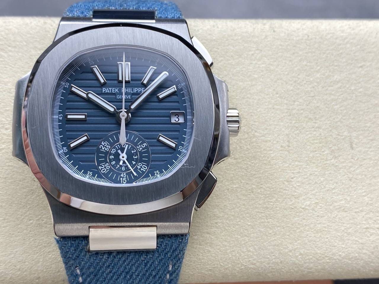 V2版真功能🌐真小秒！3K工厂 百达翡丽鹦鹉螺5980/1A-014多功能计时腕表V2版本，真小秒、真功能！【表壳】腕表尺寸40.5毫米，同正品一致的枕型表壳采用正面拉丝，侧面抛光的两种工艺组合，层次感分明，质感十足。尽显精湛工艺。【表带】采用原装表带一比一量身打造，每节表带的中央抛光部位，都能呈现钻石的形状，尽显高级质感。【机芯】3K厂采用定制版PP.CH28-520机芯，完美还原正品，时分秒，日期，和计时大秒功能。3K匠心之作，欢迎各位表友品鉴🌐