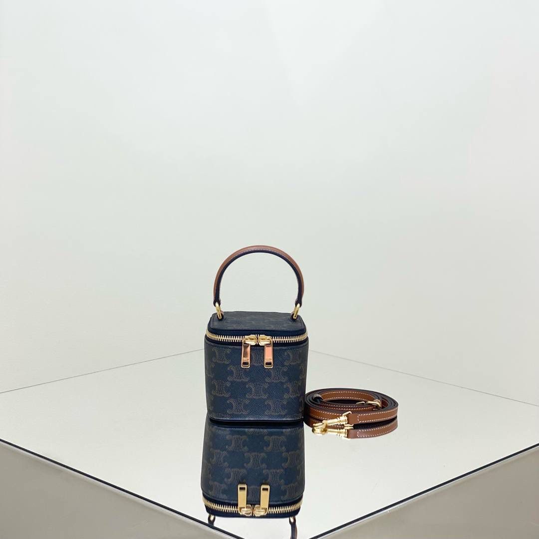 🔥大货实拍图 𝗖𝗘𝗟𝗜𝗡𝗘 ♥ 𝗧𝗥𝗜𝗢𝗠𝗣𝗛𝗘迷你小方盒 型号：10J762 尺寸：9.5*8*9cm CELINE女孩盲冲新款迷你小盒子，可爱到💥，夏天搭短袖，冬天配大衣，都是随手一拎就可以出门，到手就是大写真香～