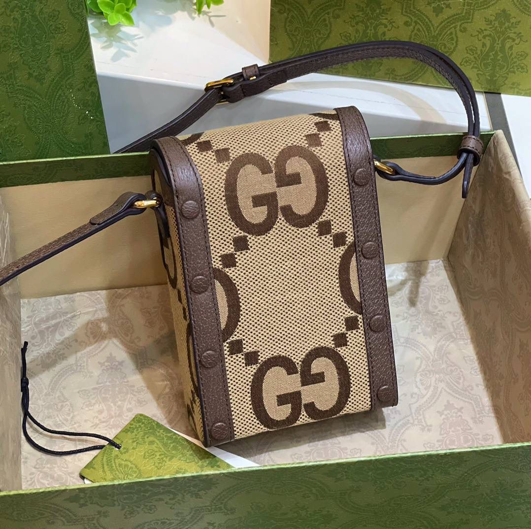 ✈️✈️✈️ 𝗛𝗼𝗿𝘀𝗲𝗯𝗶𝘁 1955 手机包🔥 # ▫️型号：625615 ▫️尺寸：17*11.5*4cm 🗯1955马衔扣热度依旧不减～潮流代代更新，小巧玲珑的长方形盒子手机包，包型硬挺 正面装饰马衔扣，肩带可调节.简单精致 容量刚好放下手机以为还可以满足你出门的小物件、爱了😘758690