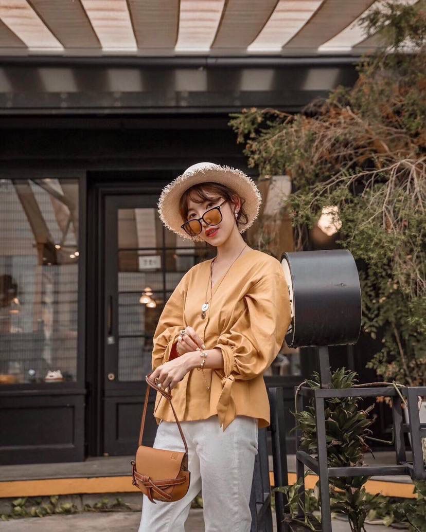 *𝘔𝘪𝘯𝘪 𝘎𝘢𝘵𝘦 手袋 明星同款#💌 尺寸:15-12.5-8cm（中部宽处21cm） 编码:061824荔枝纹棕色 包身采用非常柔韧的颗粒纹小牛皮，内里麂皮 内置两个卡槽，pro 📱可无忧 搭配马术风格的黄铜插扣，以及独特的绳结带 zp拆包定制，高端独家定制五金