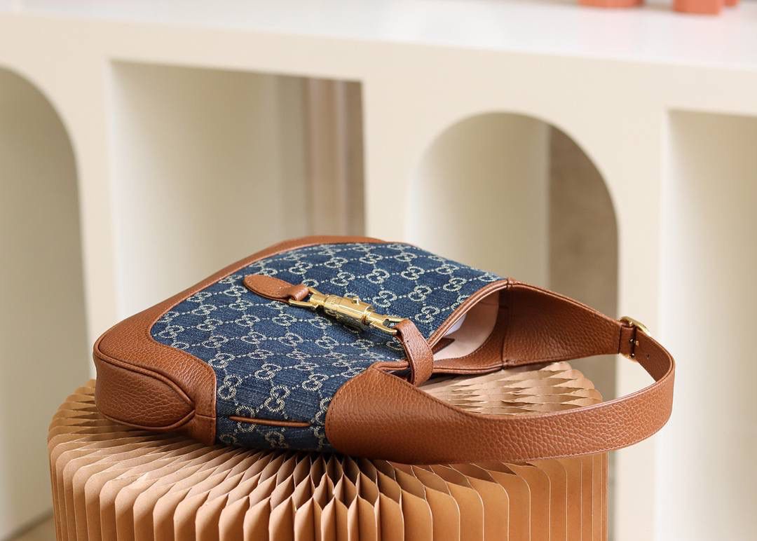 𝙅𝙖𝙘𝙠𝙞𝙚 1961复古牛仔系列 原厂皮#636706# ☞尺寸：28*19*4.5cm 在1961年首次推出1961系列，本季重回时尚前沿，满身自带复古气息，再次使用复古牛仔面料创造出新世纪的复古潮流设计，这一季的设计师简直开挂了，看遍了五花八门的时尚设计，回归了复古的本质，竟然让人眼前一亮，这一季的复古牛仔设计，简直就是来抢钱的，爱了爱了，这复古棕色系列搭配牛仔系列！🔥🔥