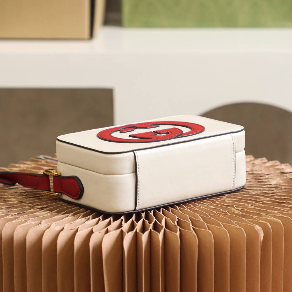 ▪️ 𝙂𝙂盒子包 高级感撞色设计#658230#▪️ ✔️尺寸：17*10*5.5cm 小古新品𝙂𝙂撞色设计盒子包， 这一届的新品太让人眼前一亮了， 撞色的设计搭配盒子包造型， 自带可爱少女气息，竟然附带一丝复古元素！ 盒子包造型搭配经典的𝙋𝙖𝙙𝙡𝙤𝙘𝙠系列锁扣， 可爱的元素搭配经典的搭配融合得恰好！🌈 爱了，双𝙂增添了当代时尚格调！