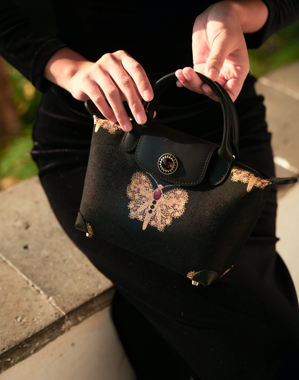 宋錦∞黑金紅蝴蝶牛皮小號手袋。上久楷