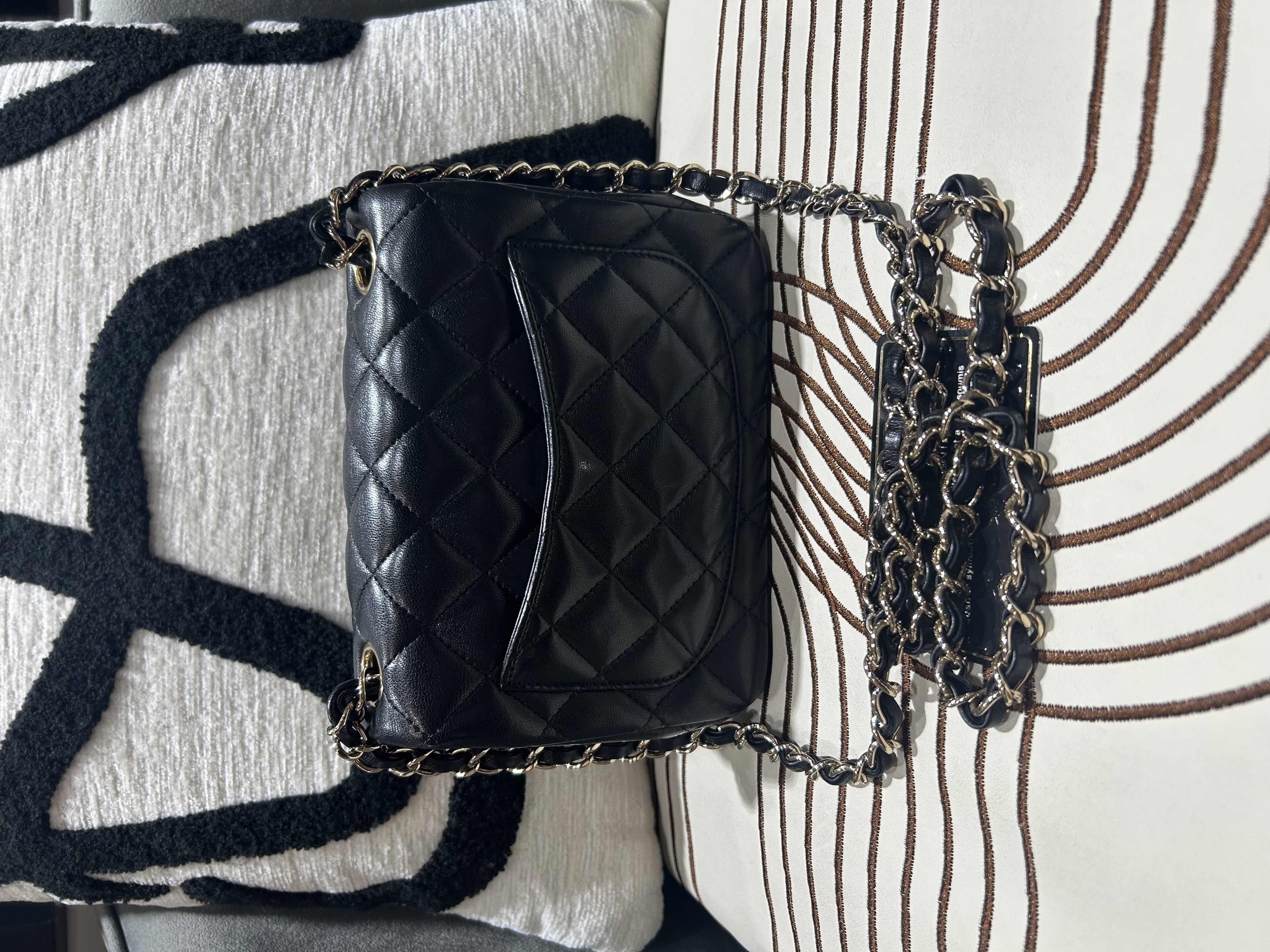 Chanel Mini Classic Flap 方胖子 17cm A35200黑色羊皮金鏈 100%Authenic, 95%New ✅24Card✅Dust bag✅Box