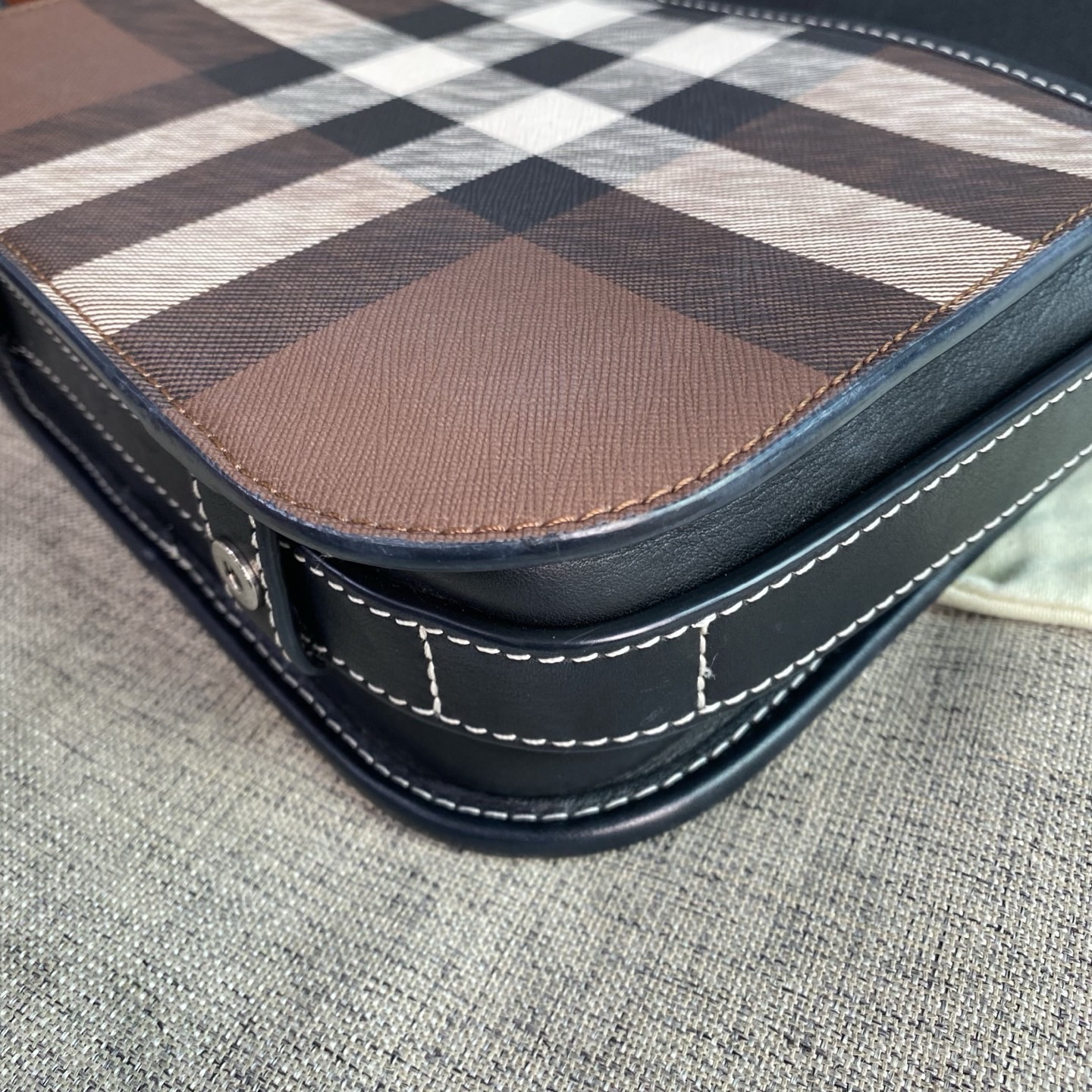 【預訂貨品】Burberry經典格紋郵差包 