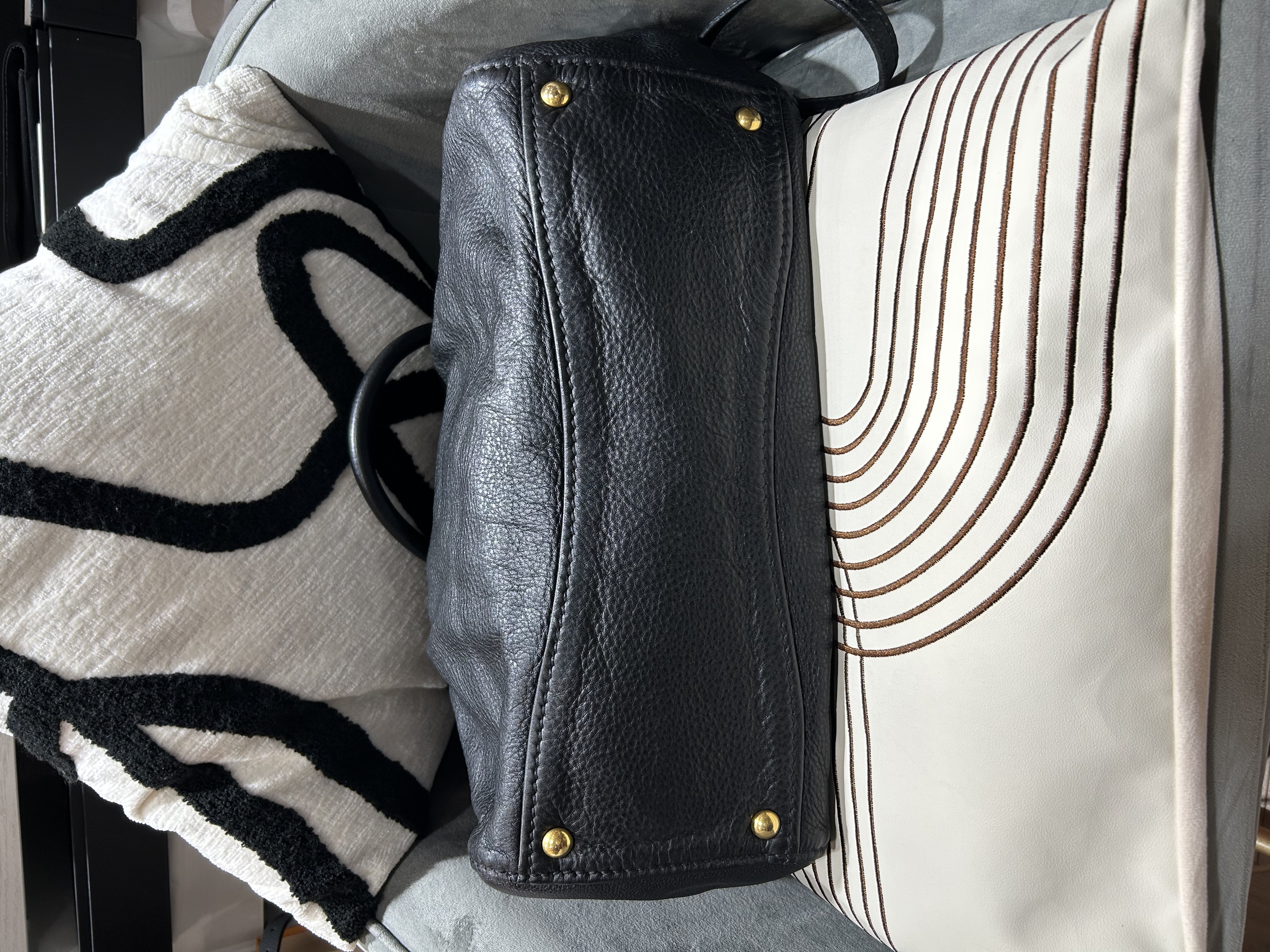 Miu Miu 2Way Bag 黑金 Calfskin shoulder bag 100%Authentic,92%new ✅dust bag  