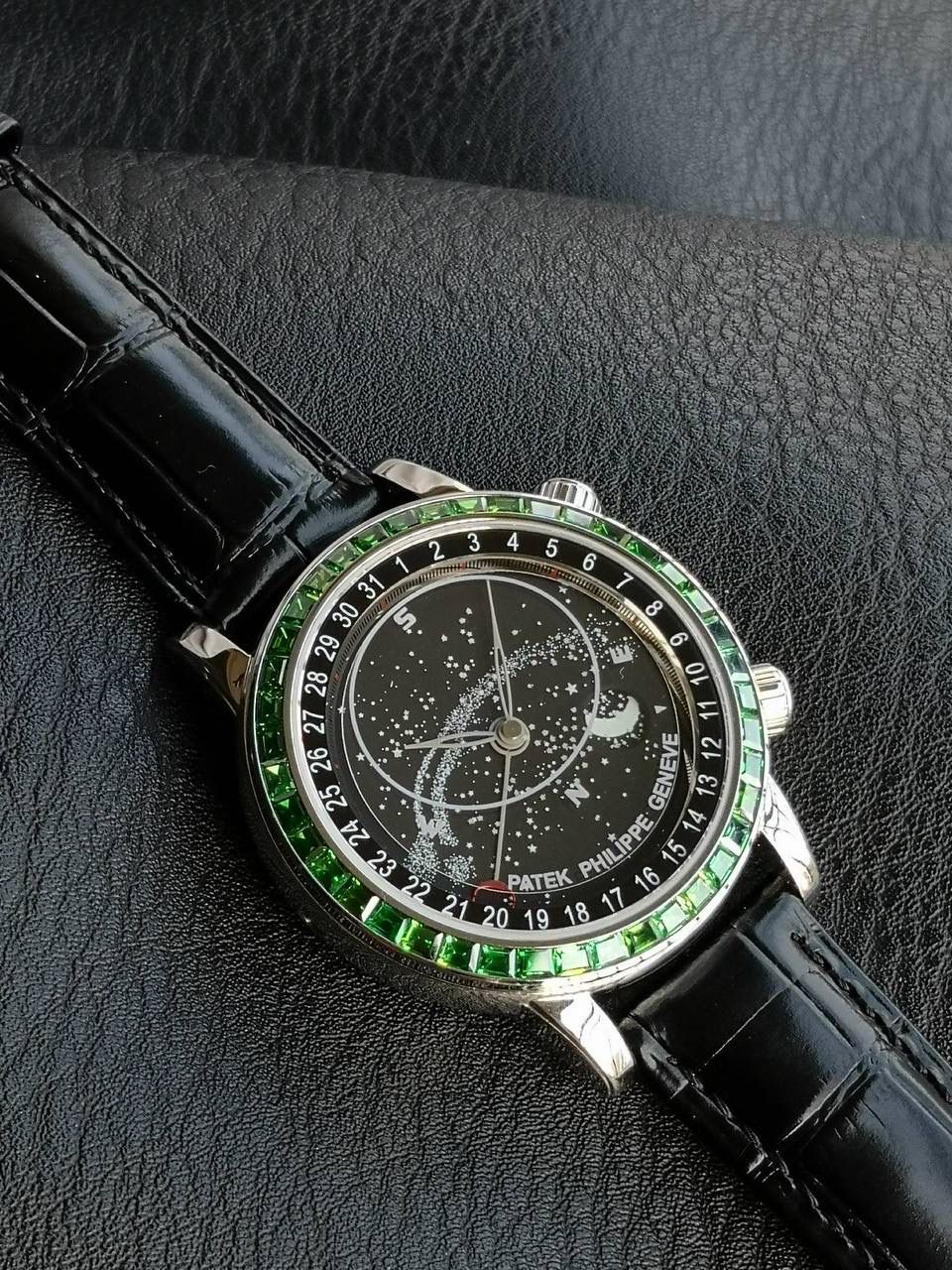 百达翡丽PP-6104G 日内瓦苍穹系列 市场顶级复刻神作震撼来袭！ 搭载原装进口miyota全自动机械机芯改制Cla.240机芯，搭配原装珍珠18K金自动锤，走时精准稳定，性能媲美正品；表圈镶嵌45颗璀璨宝石，表扣点缀28颗珍稀晶石，光影流转间尽显奢华质感；微拱形防眩目处理表镜，折射效果立体通透，让表盘细节清晰可见，质感再升一级💯💯