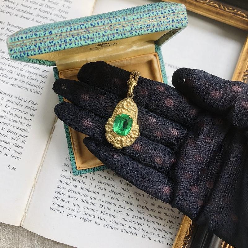 Chipped - Early to Mid-Century Czechoslovakia Faceted Green Peridot Glass Foliage Frame Pendant (MZ108)