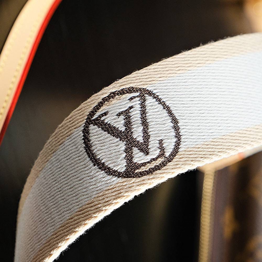 𝐕𝐈𝐕𝐀𝐂𝐈𝐓𝐄 中古骆驼包系列🎀 坐拥中古圈“断货王”之位 依旧是经典老花搭配着双肩带之作，一包多用法！🤟🏻 中古𝑽𝒊𝒗𝒂𝒄𝒊𝒕𝒆心心念念的美～ 复古优雅的设计，将精致融入到每一处细节，色调深邃透露着满满高级的质感。 俗称“万能包”又酷又飒又洋气，大胆入！😍🔥 材质：电镀纯钢五金 皮料材质：法国原厂皮面料 尺寸详情：𝟐𝟓*𝟏𝟓*𝟖 cm