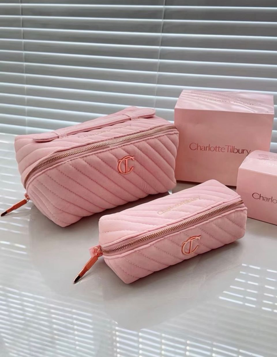 Charlotte TilburyCT粉色絲絨大容量多格化妝包